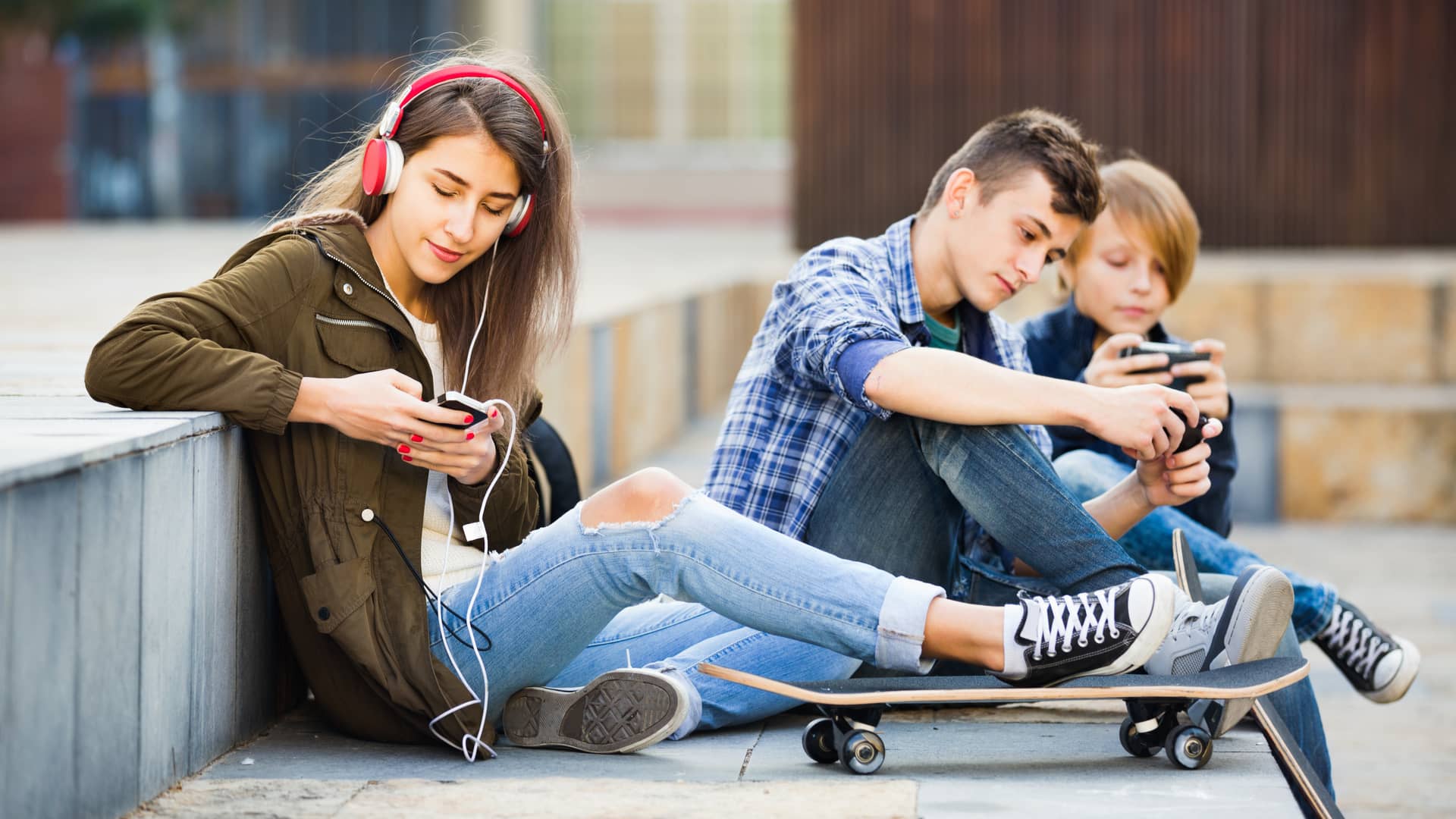 Jovenes conectados a internet ilimitado en sus lineas att de sus smartphones