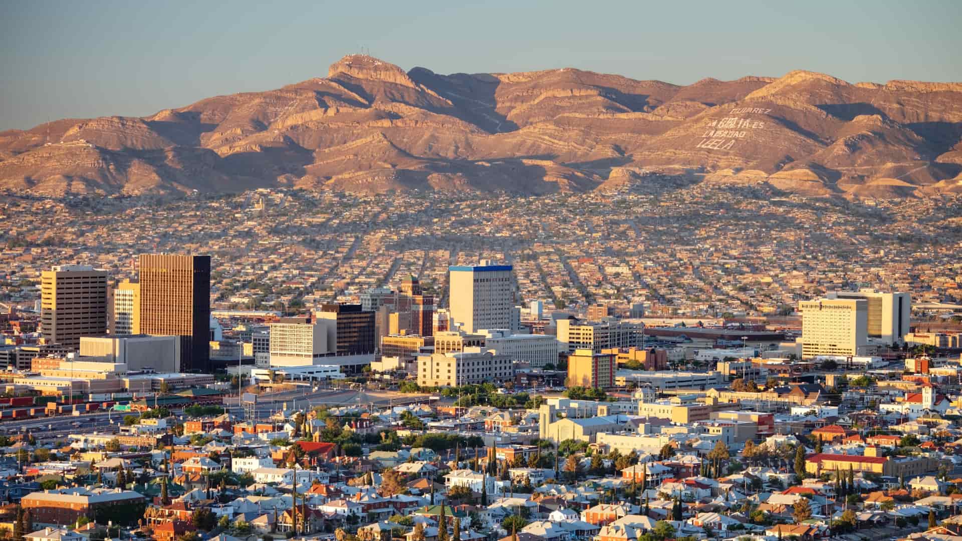 Paisaje de Ciudad Juarez desde el aire donde es posible encontrar una sucursal de compañía telefónica att