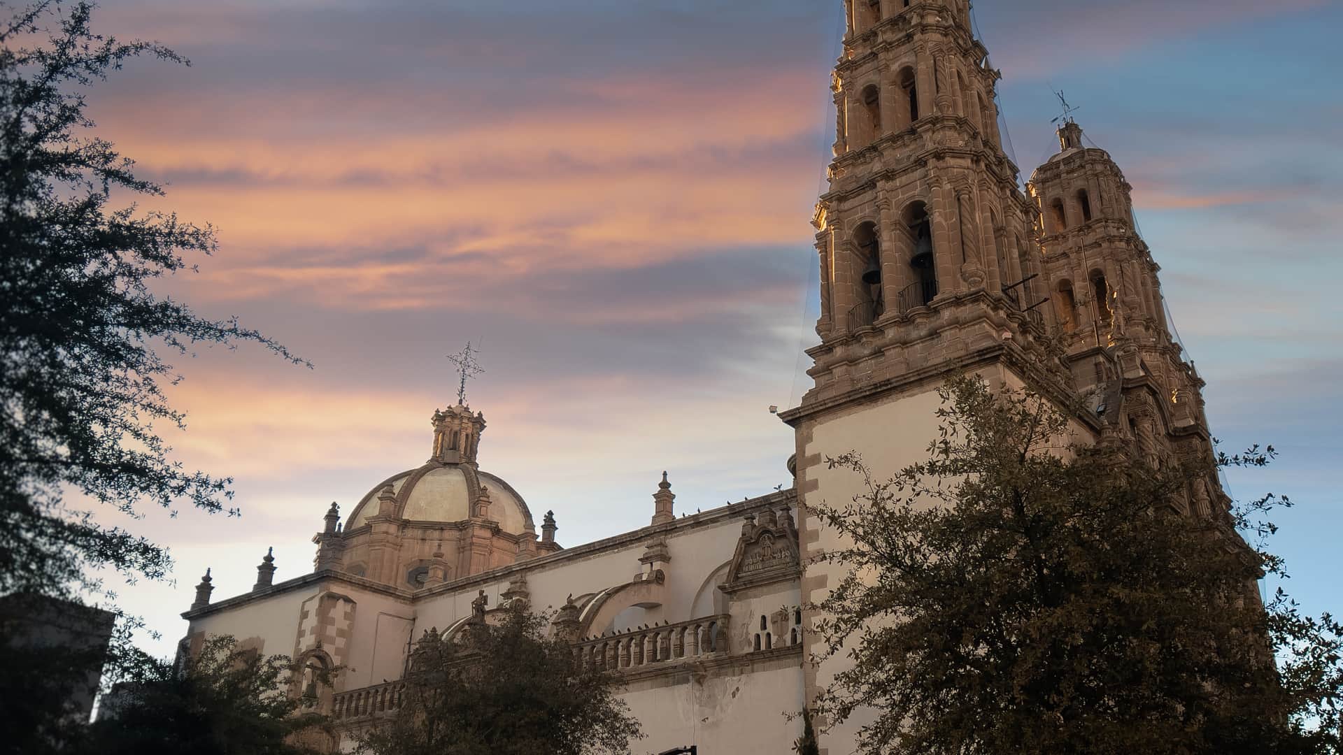 Catedral de Chihuahua donde es posible encontrar una sucursal de compañía telefónica att