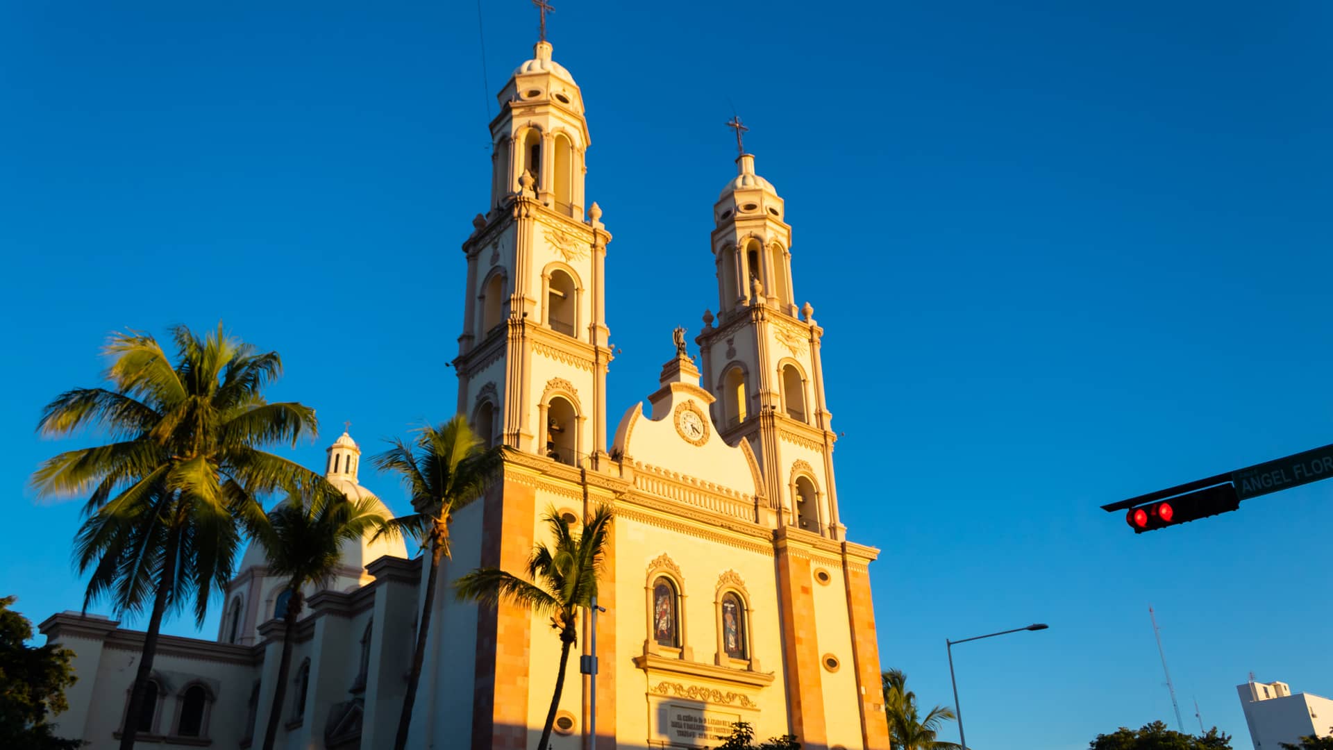 Famosa Catedral Basílica de Nuestra Señora del Rosario en Culiacan donde es posible encontrar una sucursal de compañía telefónica att