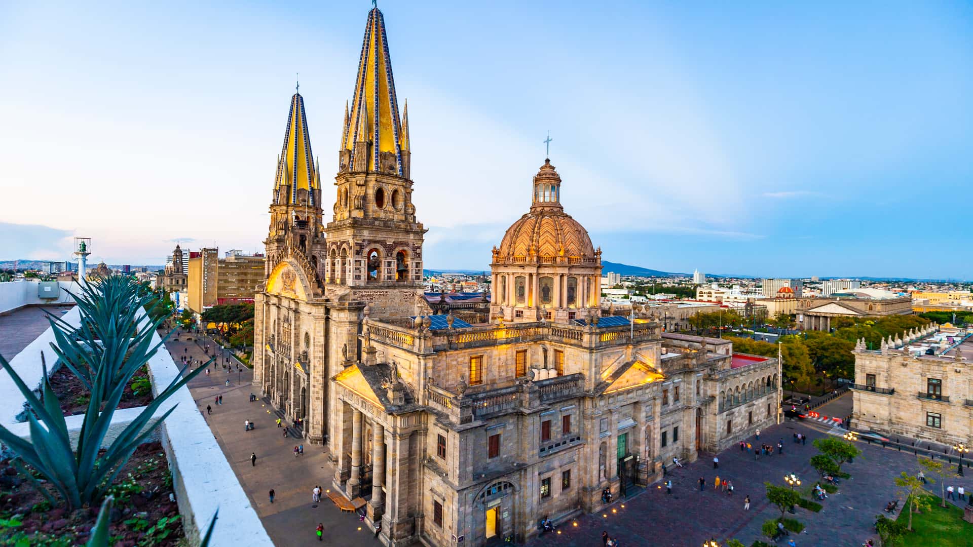 Catedral de Guadalajara al anochecer en el centro de Guadalajara donde es posible encontrar una sucursal de compañía telefónica att