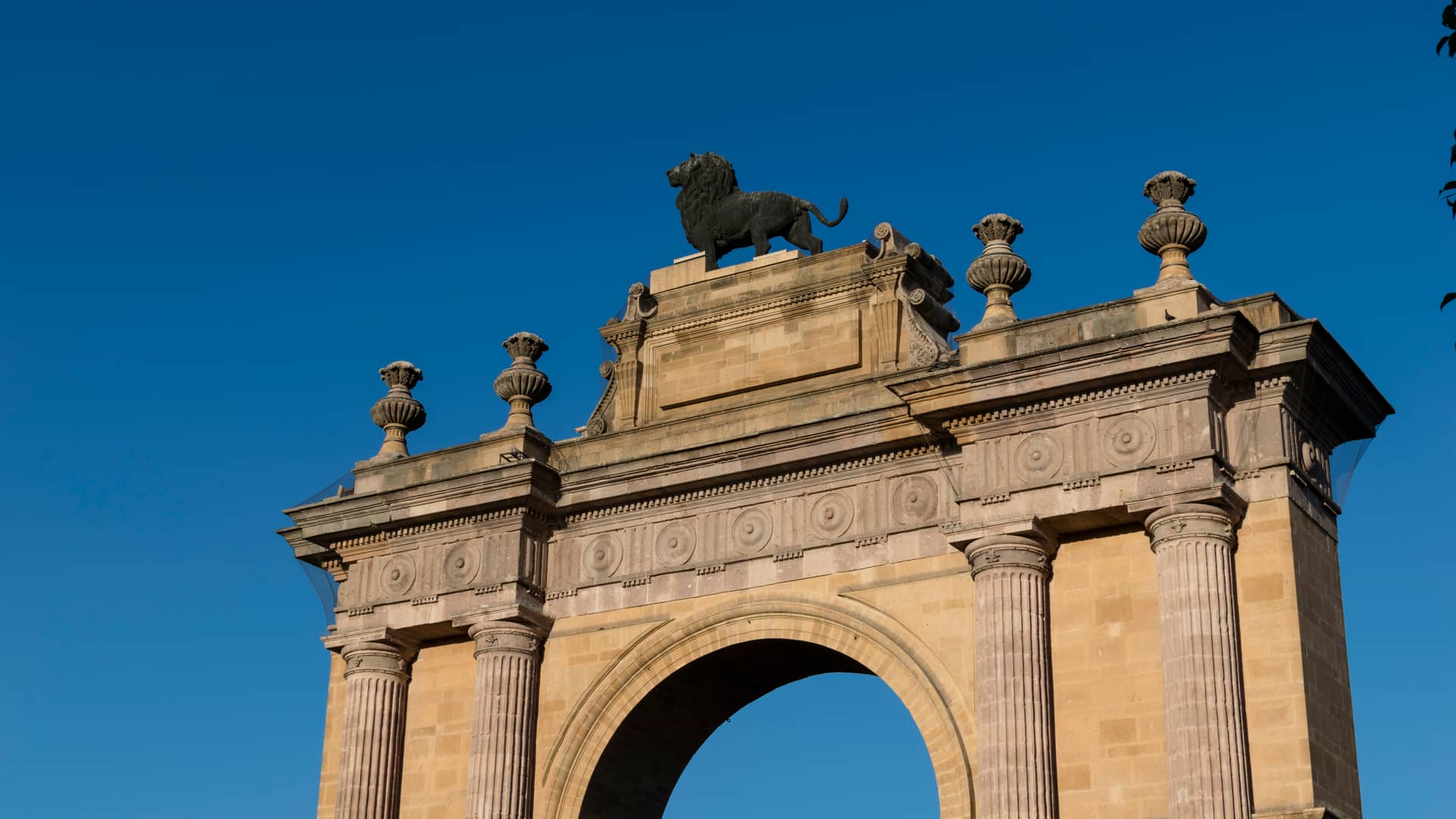 Arco de pasarela de León donde es posible encontrar una sucursal de compañía telefónica att
