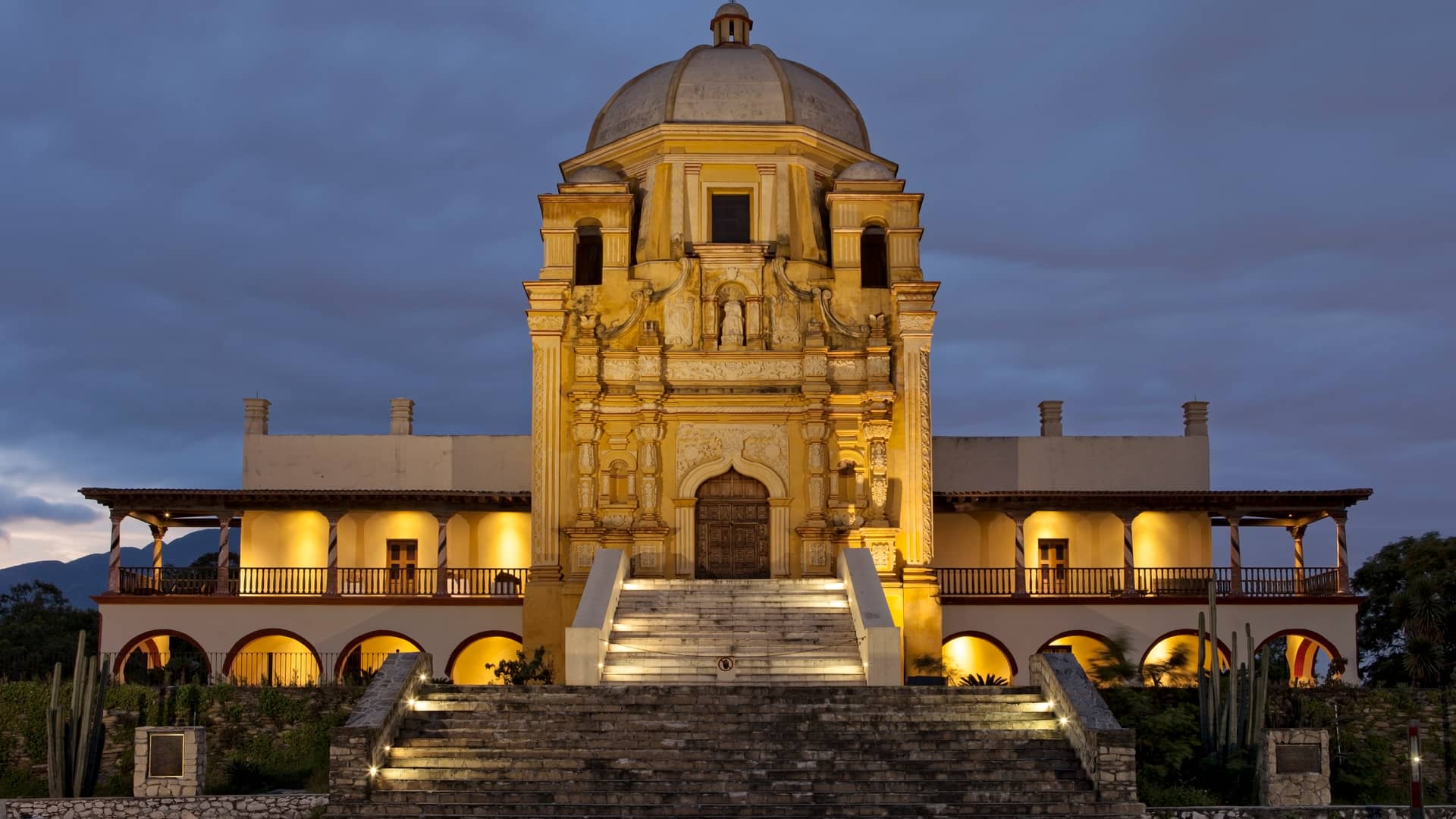 Histórico palacio en Monterrey en México donde es posible encontrar una sucursal de compañía telefónica att