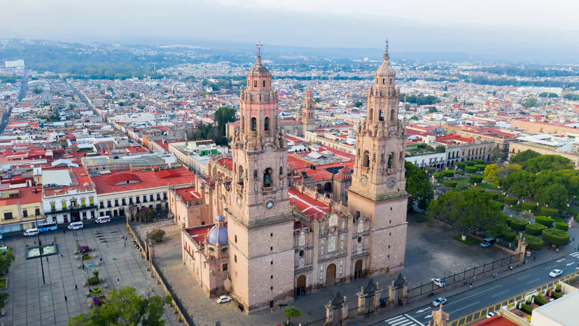 Vista aérea de la Catedral de Morelia donde es posible encontrar una sucursal de compañía telefónica att