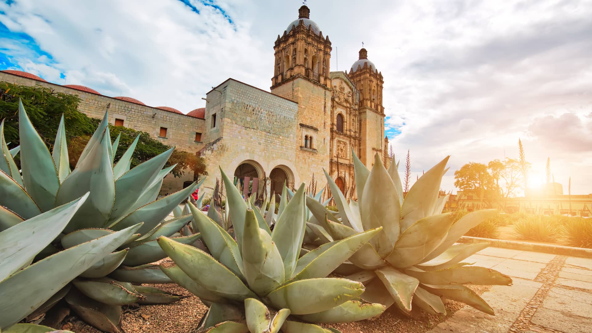 Punto de referencia Catedral de Santo Domingo en el centro histórico de la ciudad de Oaxaca donde es posible encontrar una sucursal de compañía telefónica att