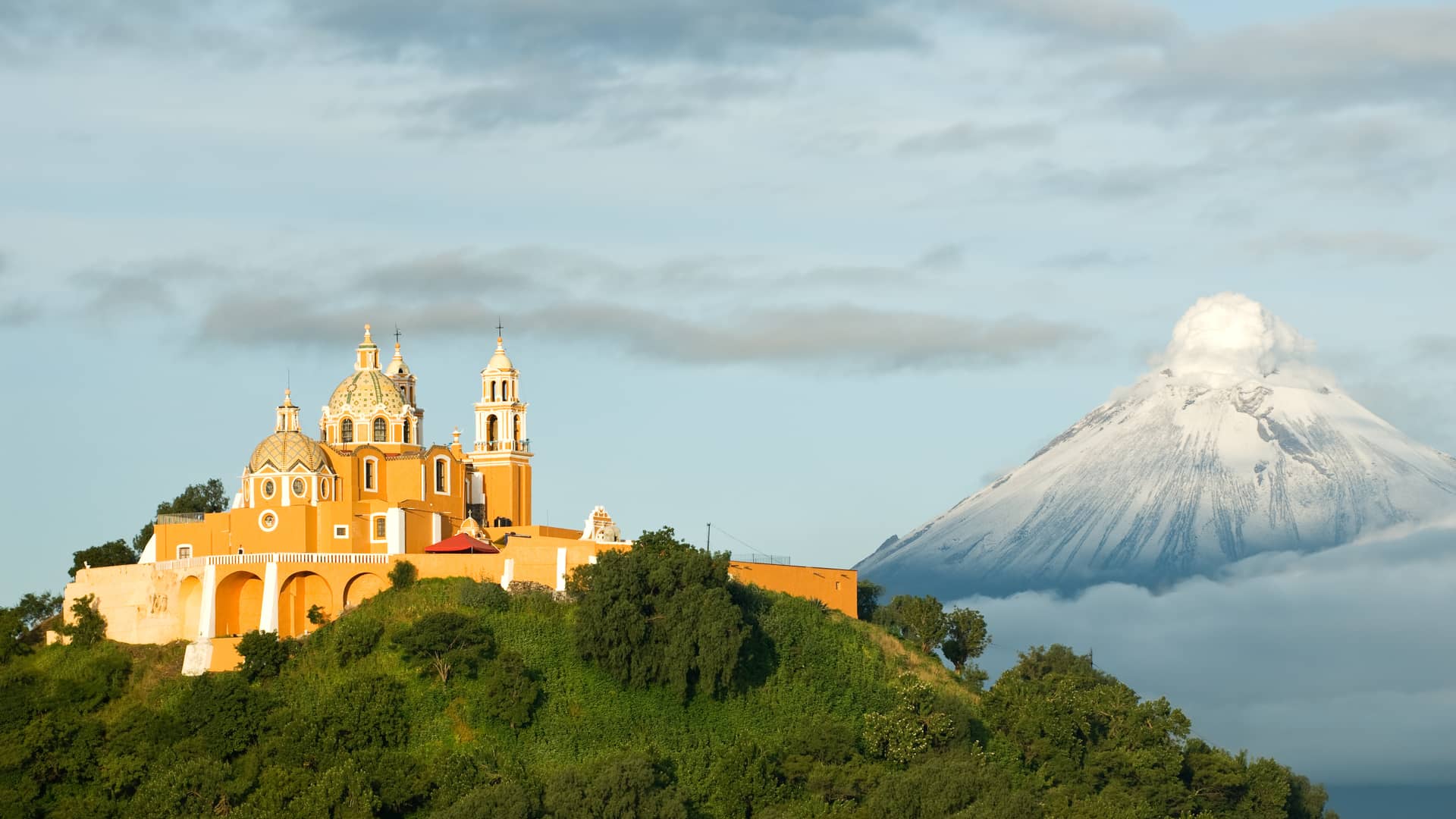 Montaña Popocatepetl cuidando de la ciudad de Puebla donde es posible encontrar una sucursal de compañía telefónica att