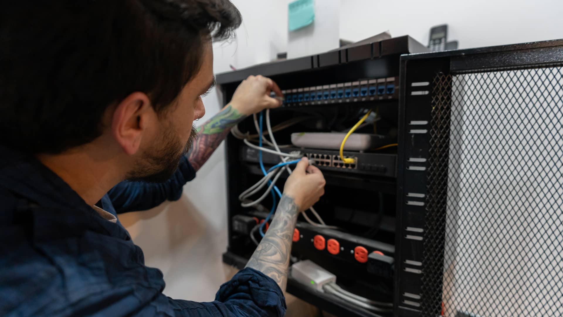 Técnico de compañia axtel terminando de configurar servidor para cliente con internet experto