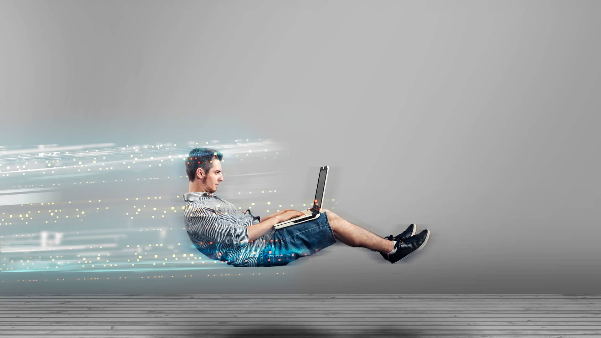 Hombre levitando con su portátil haciendo test de velocidad de su internet de axtel