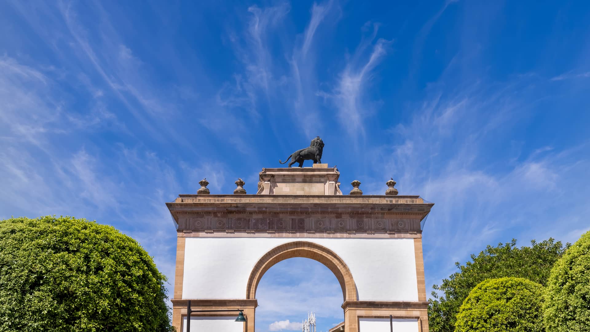 Monumento Arco de Triunfo de la Ciudad de León donde se puede encontrar una sucursal de axtel para contratar sus servicios telefónicos