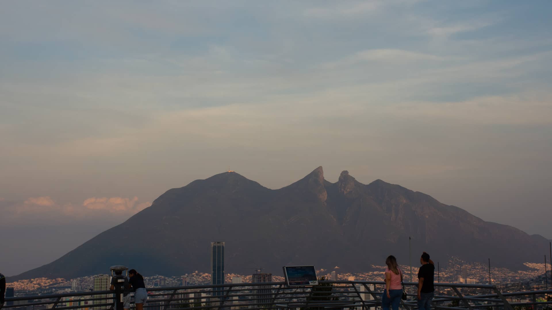 Vista de la Ciudad de Monterrey al Atardecer donde se puede encontrar una sucursal de axtel para contratar sus servicios telefónicos