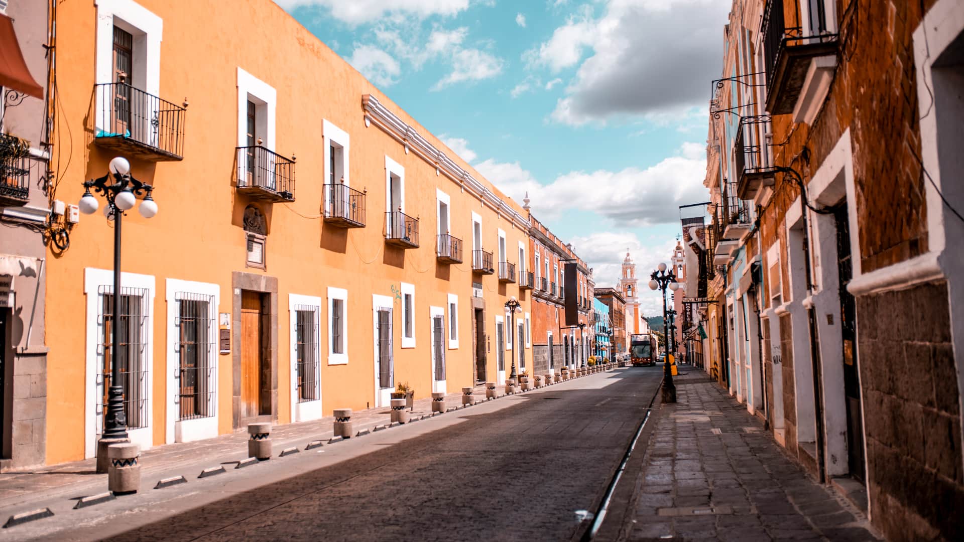 Bonita calle de la ciudad de Puebla donde se puede encontrar una sucursal de axtel para contratar sus servicios telefónicos