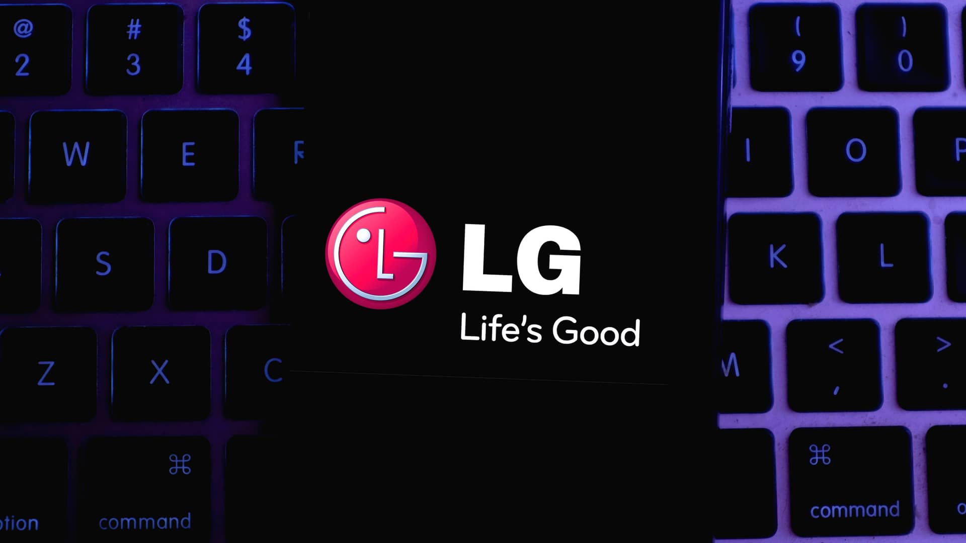 pantalla de un celular de lg sobre el teclado iluminado de un ordenador portatil