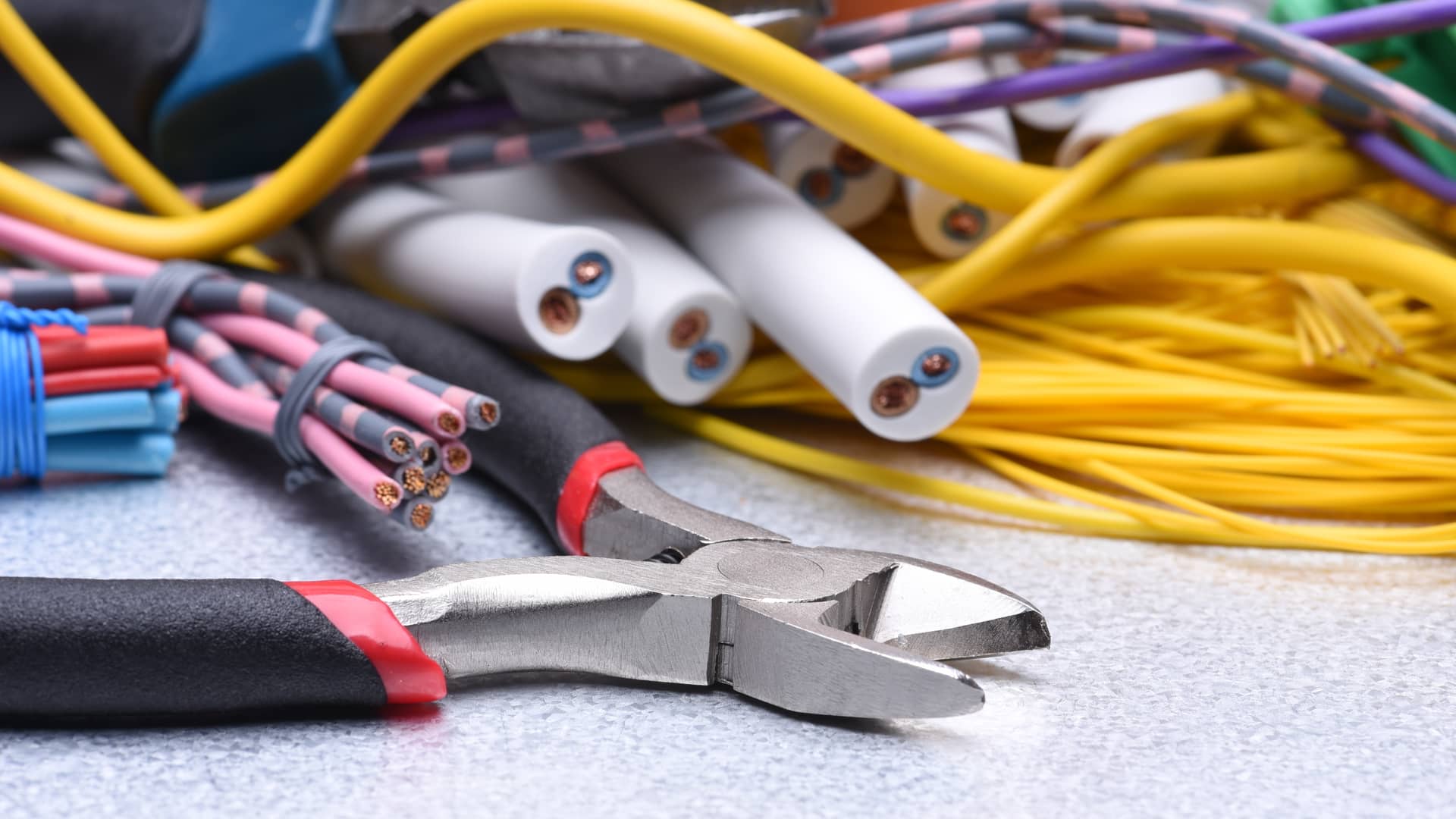 cables y herramientas que representan el costo por instalacion