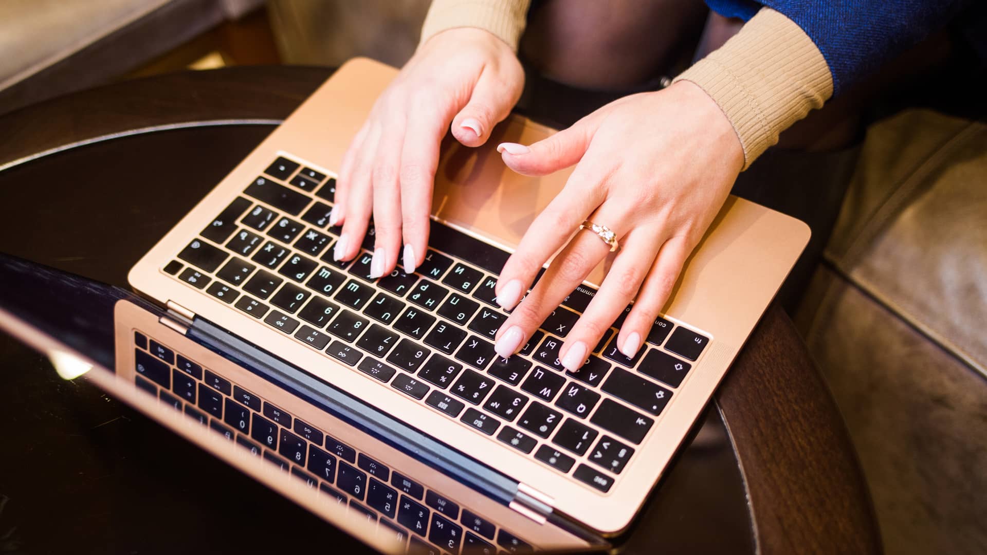 una mujer tecleando en su ordenador para saber lo que es el internet de las cosas