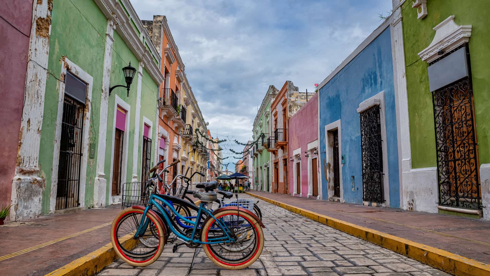 Edificios coloridos en Campeche localidad en la cual se pueden contratar servicios de internet