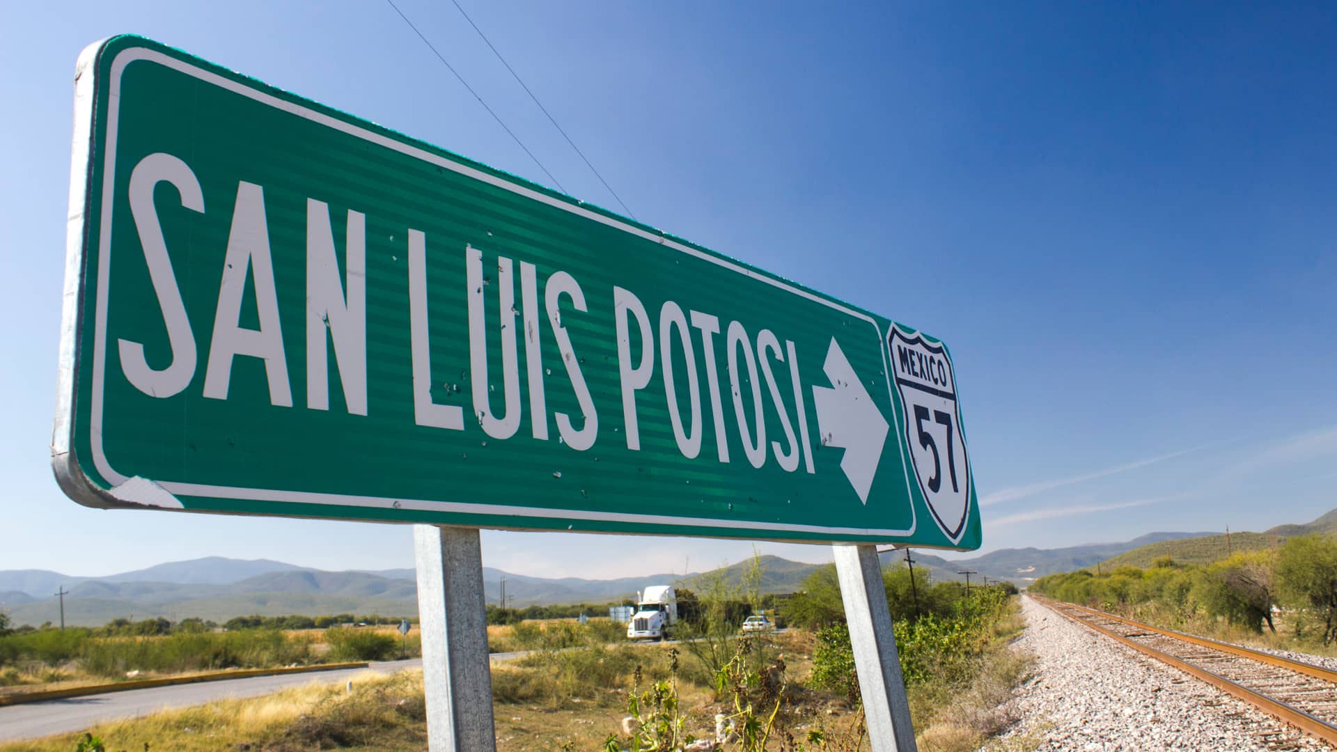 un cartel de la carretera de san luis de potosi para representar las localidades de internet como slp