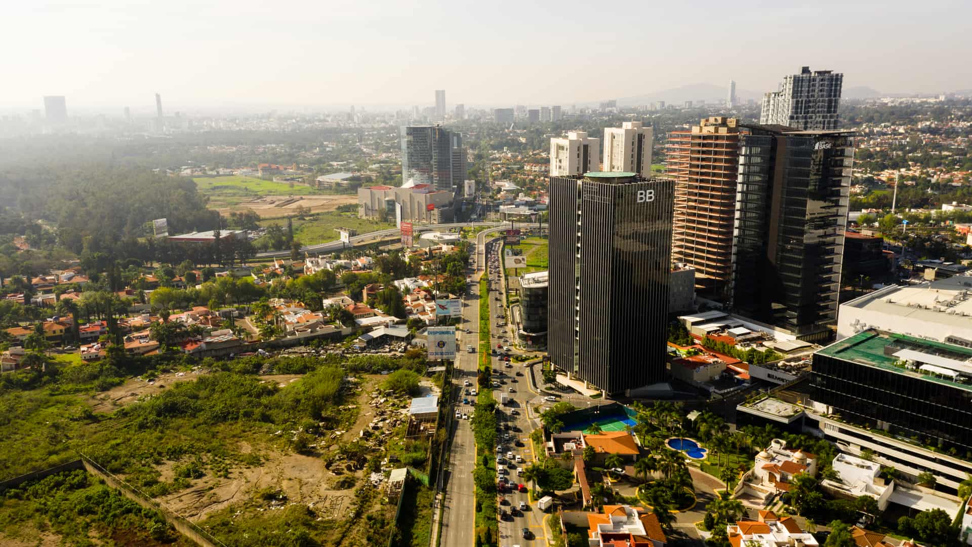 vista aerea de edificios de la ciudad de zapopan una localidad con internet de mexico
