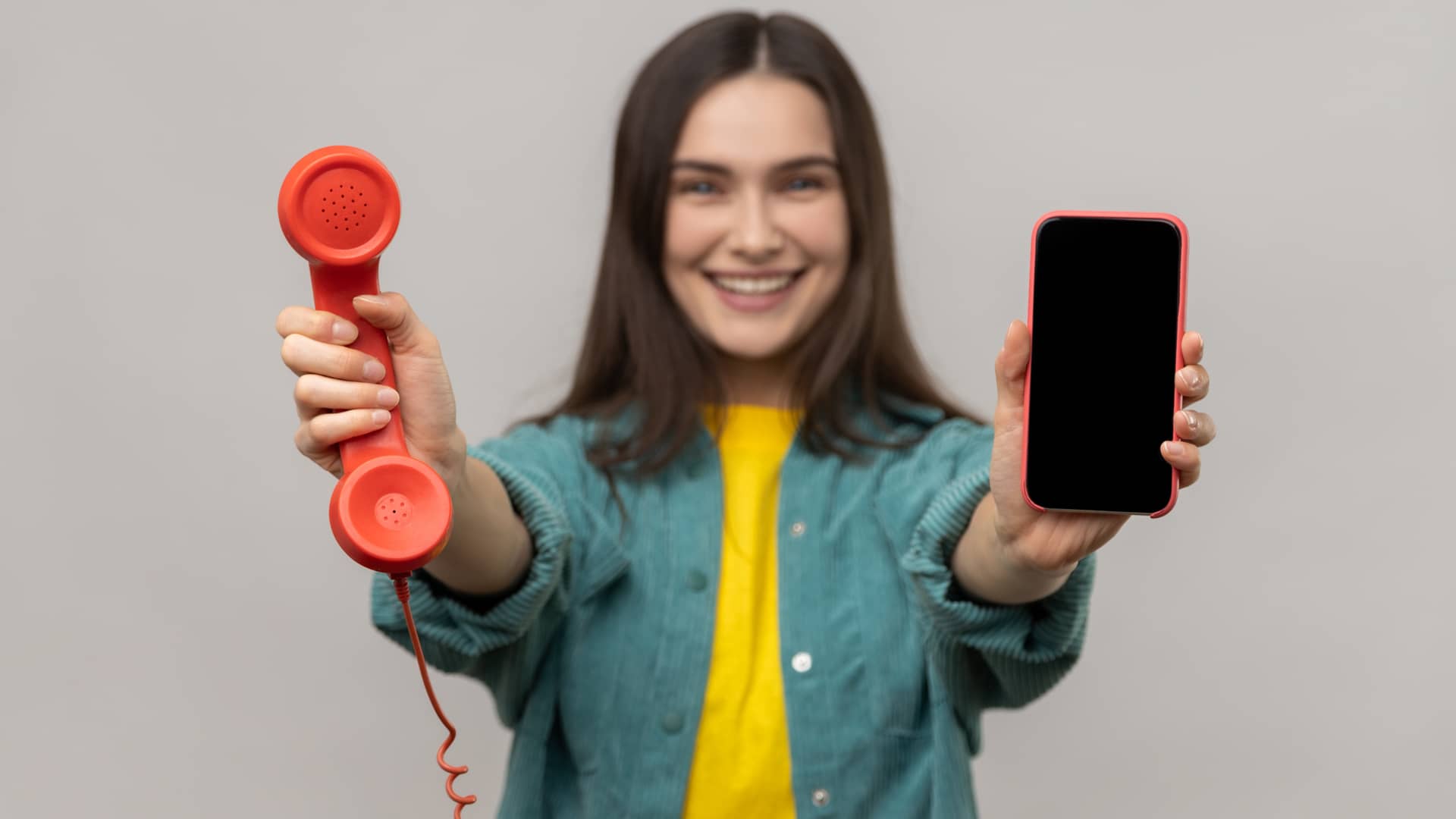 ¿Cómo desviar llamadas desde el fijo y el celular?