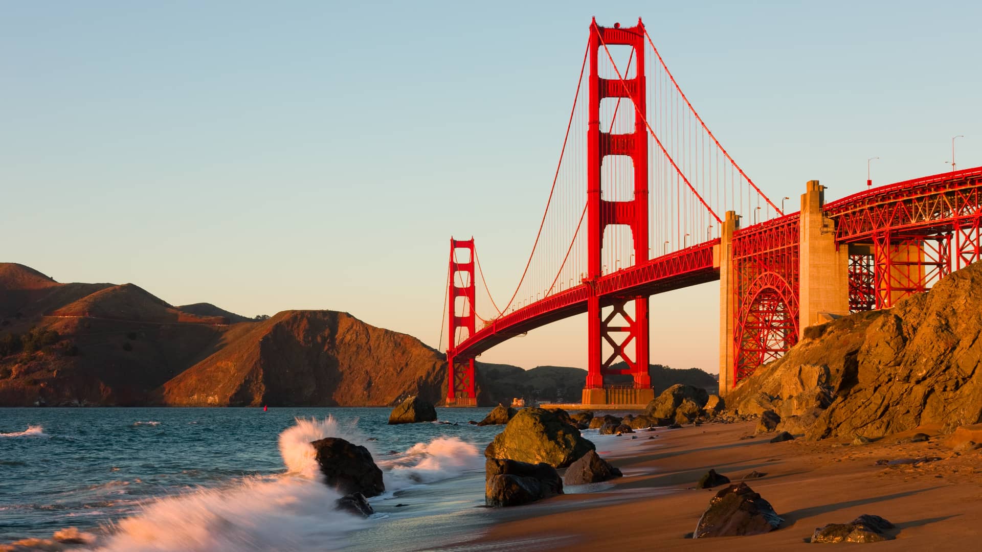 Playa bajo el puente de San Francisco, es posible comprar un chip de internet antes de viajar a Estados Unidos