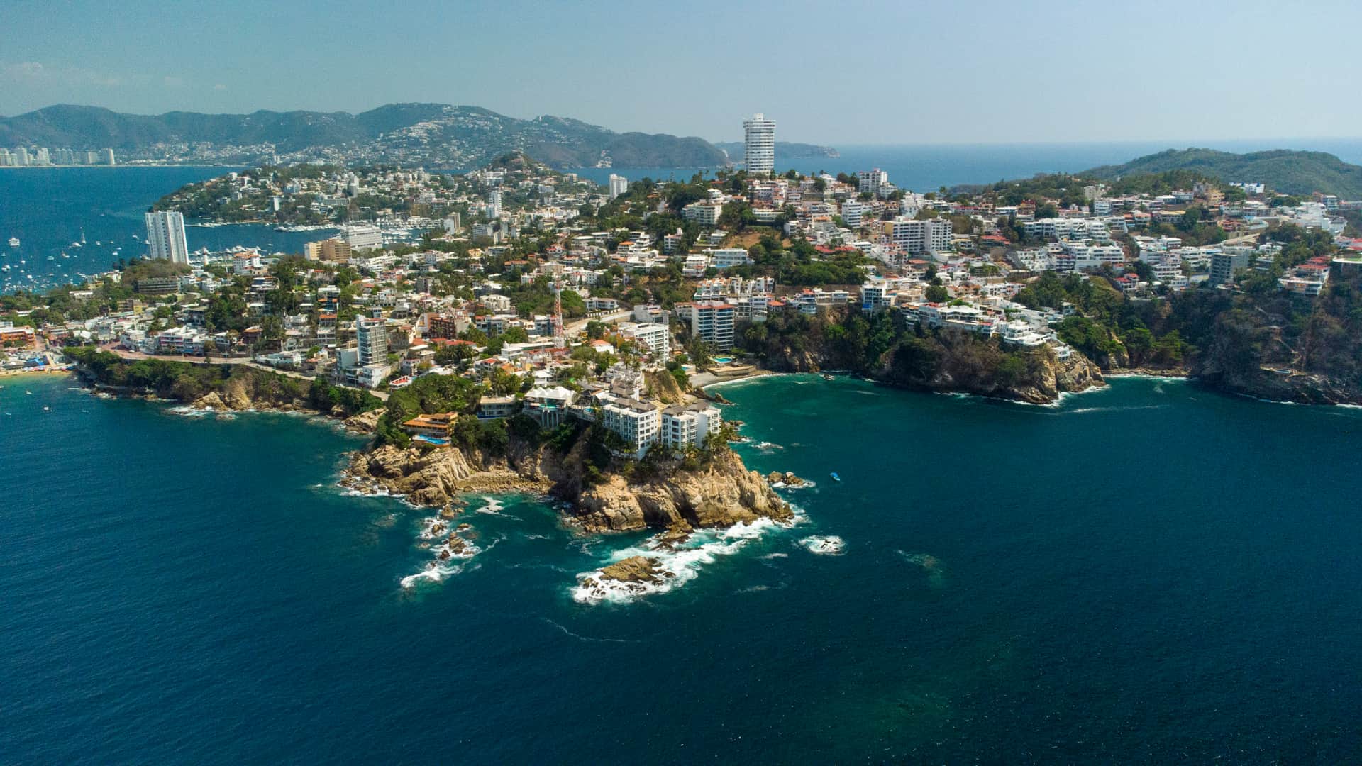 vista aerea de la ciudad de acapulco y sus playas para hacer referencia a las sucursales de dish en esa localidad