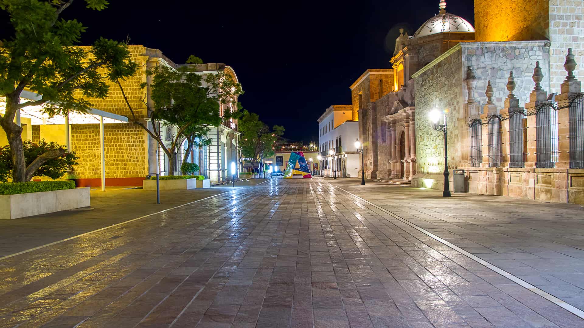 vista nocturna de la ciudad de aguascalientes de mexico para contar las sucursales de dish en esa localidad