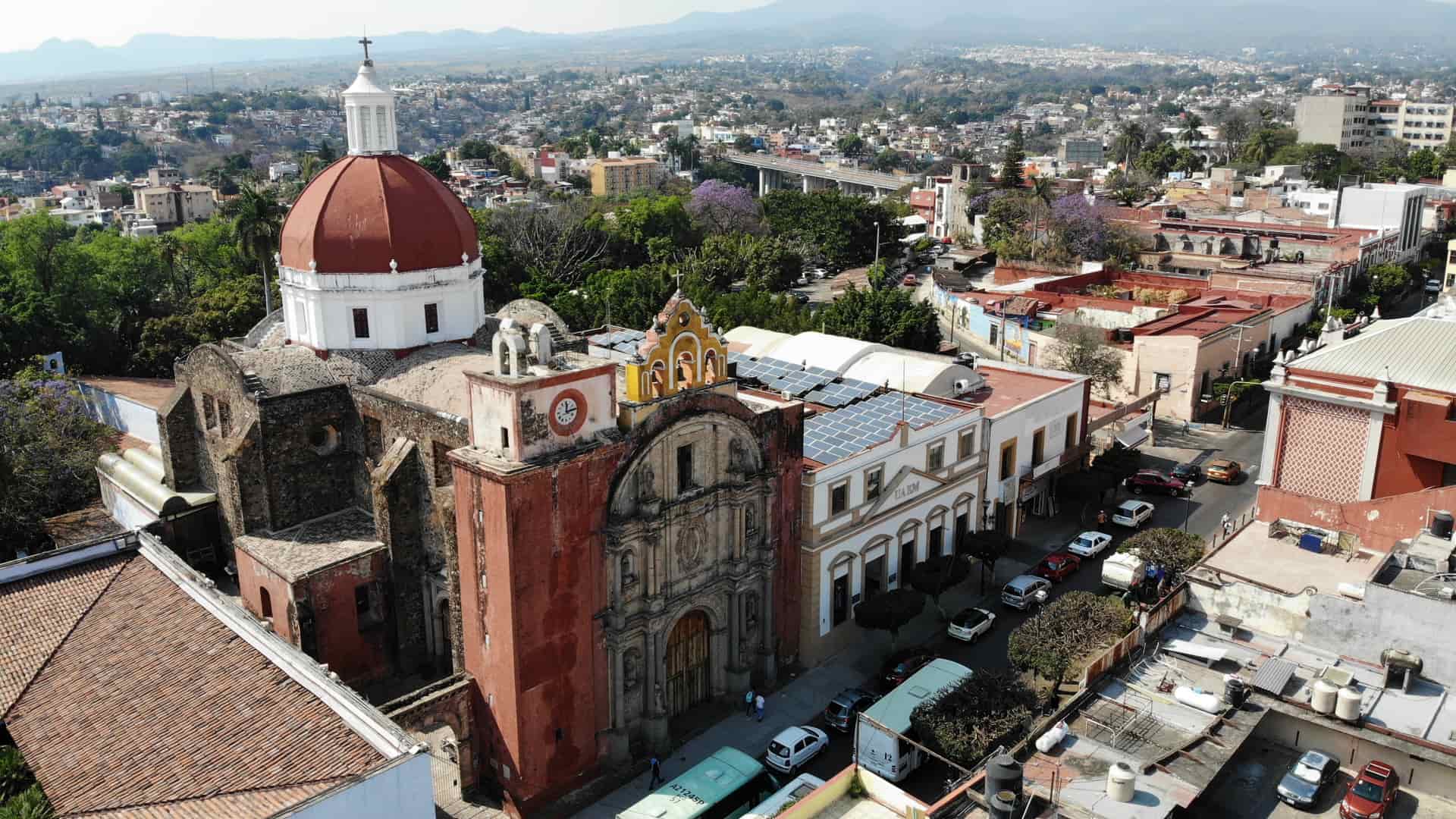 vista aerea de unos templos en la ciudad de cuernavaca donde hay sucursales de dish