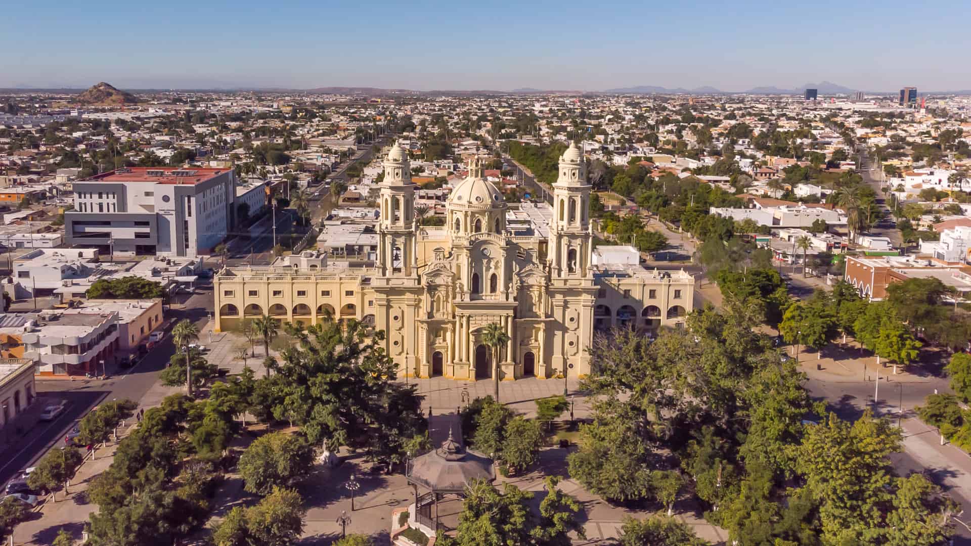 vista aerea de un monumento de la ciudad de hermorsillo mexico donde existen sucursales de dish