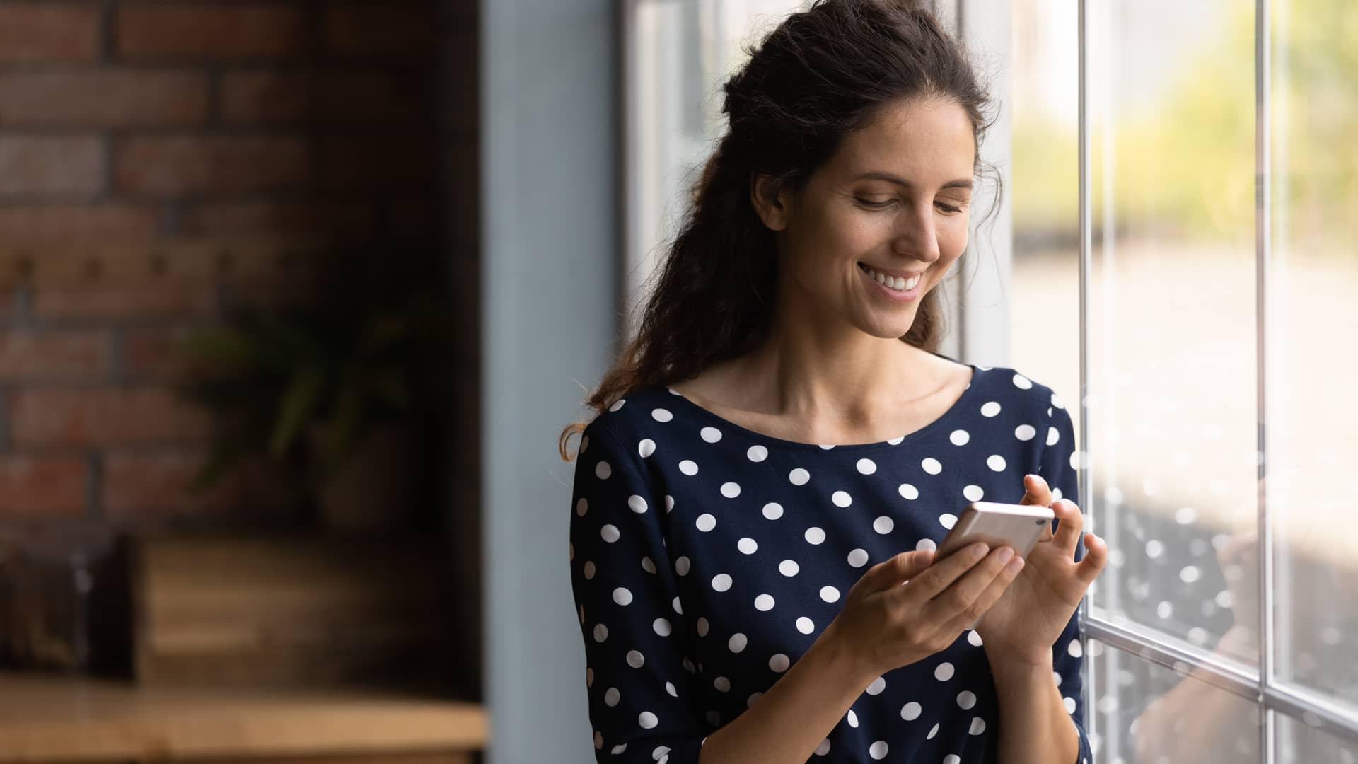 mujer contenta co su celular tras activar el plan de su telefonia con flashmobile