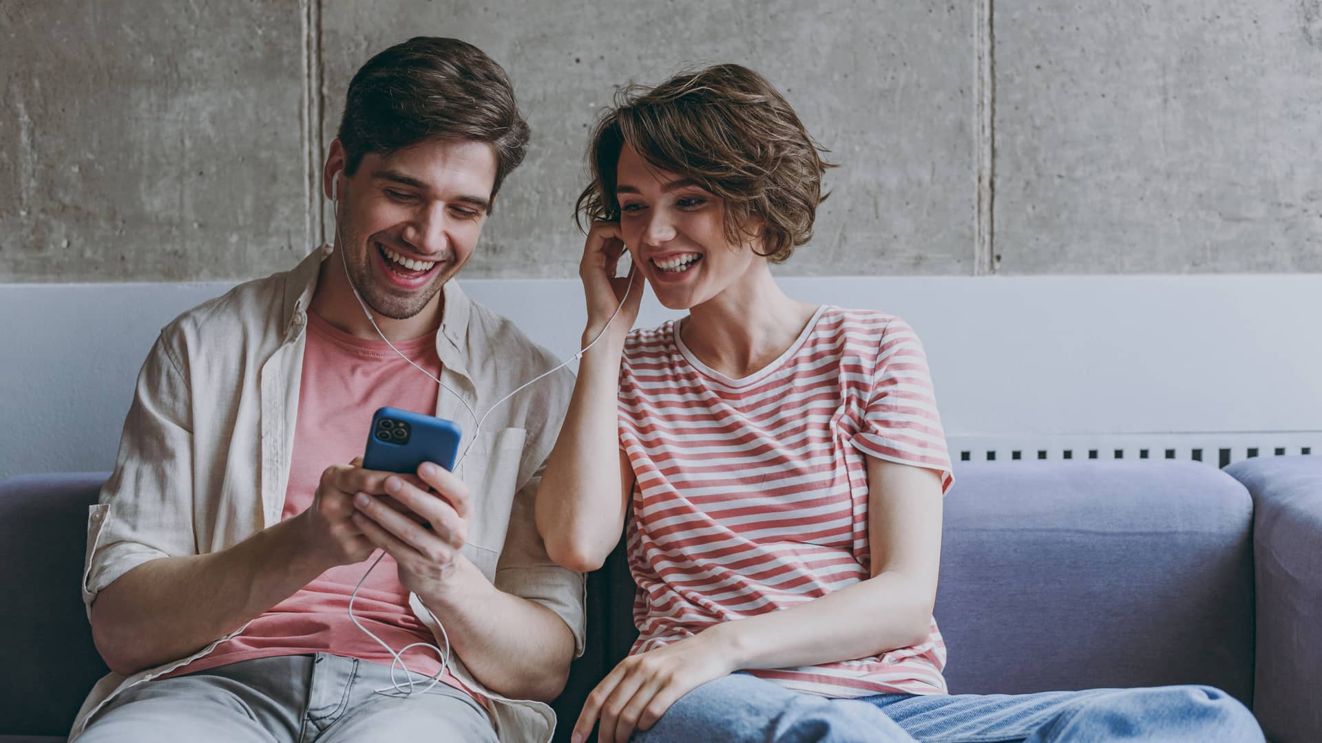 un matrimonio joven mirando en su celular los planes que pueden contratrar con la empresa flashmobile 
