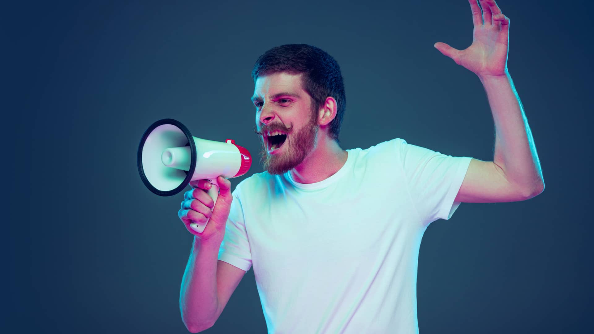 Hombre con bigote curioso comparte su opinión sobre FreedomPop con un megáfono