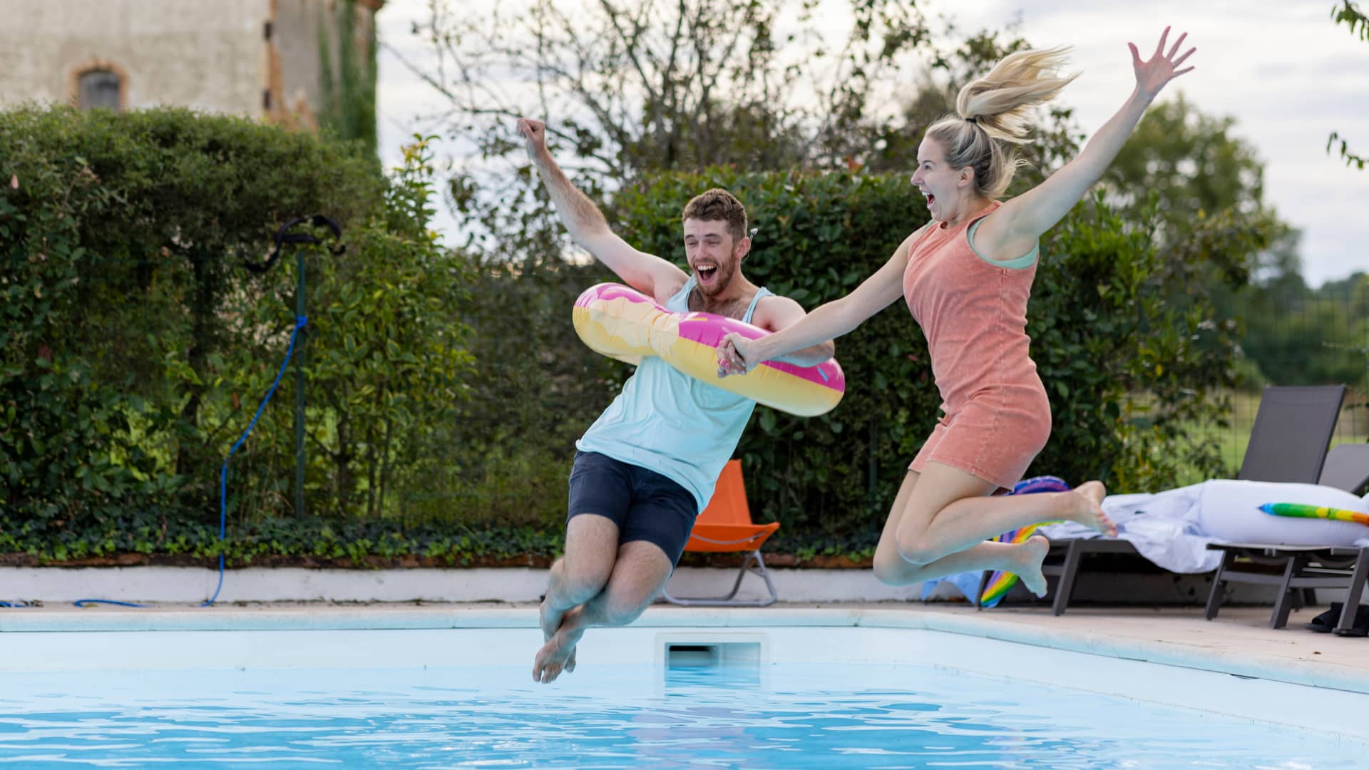 Una pareja de jovenes salta a la piscina que simboliza su portabilidad a freedompop