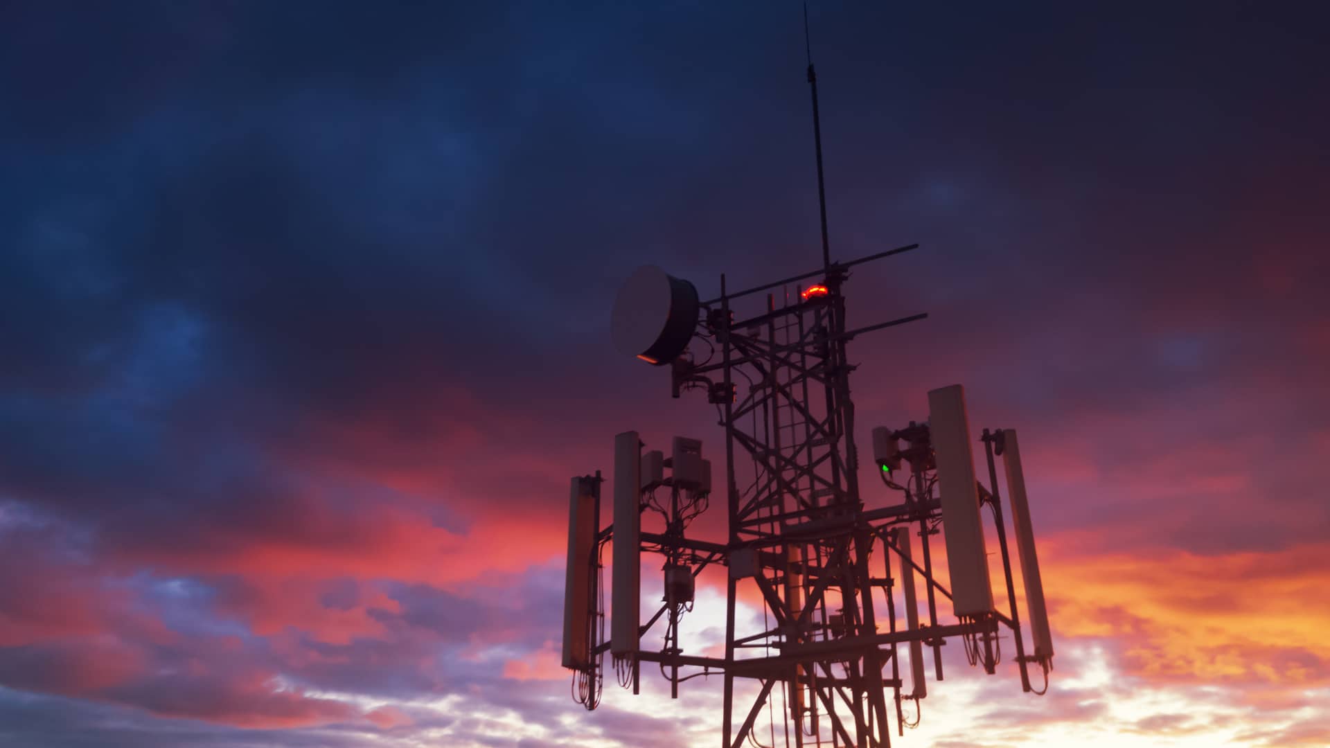 Antena de telefonía con un precioso cielo de anochecer simboliza la calidad de la cobertura de hermobile