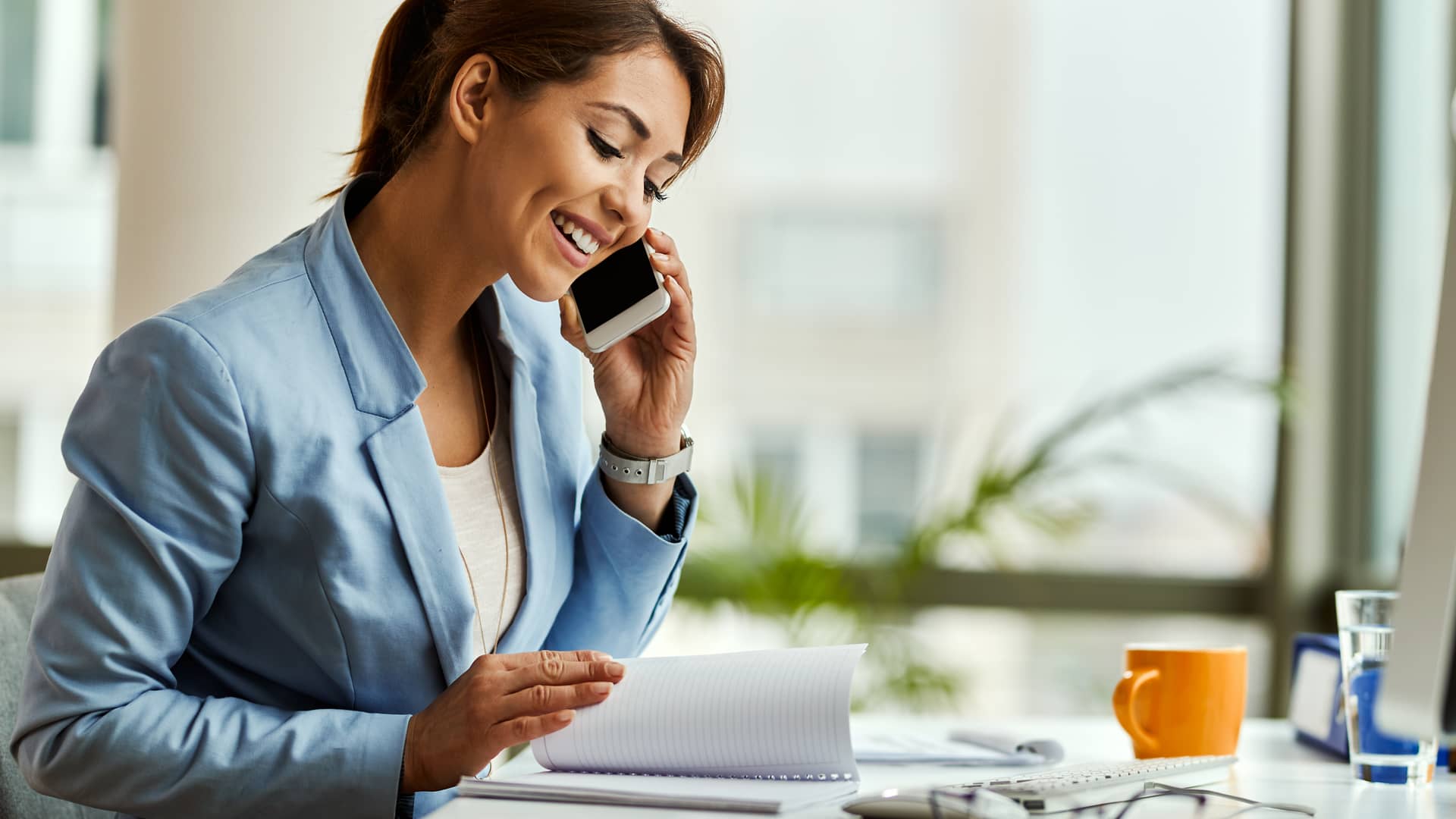 mujer hablando por telefono porque trabaja en unas oficinas de atencion a clientes de la empresa izzi