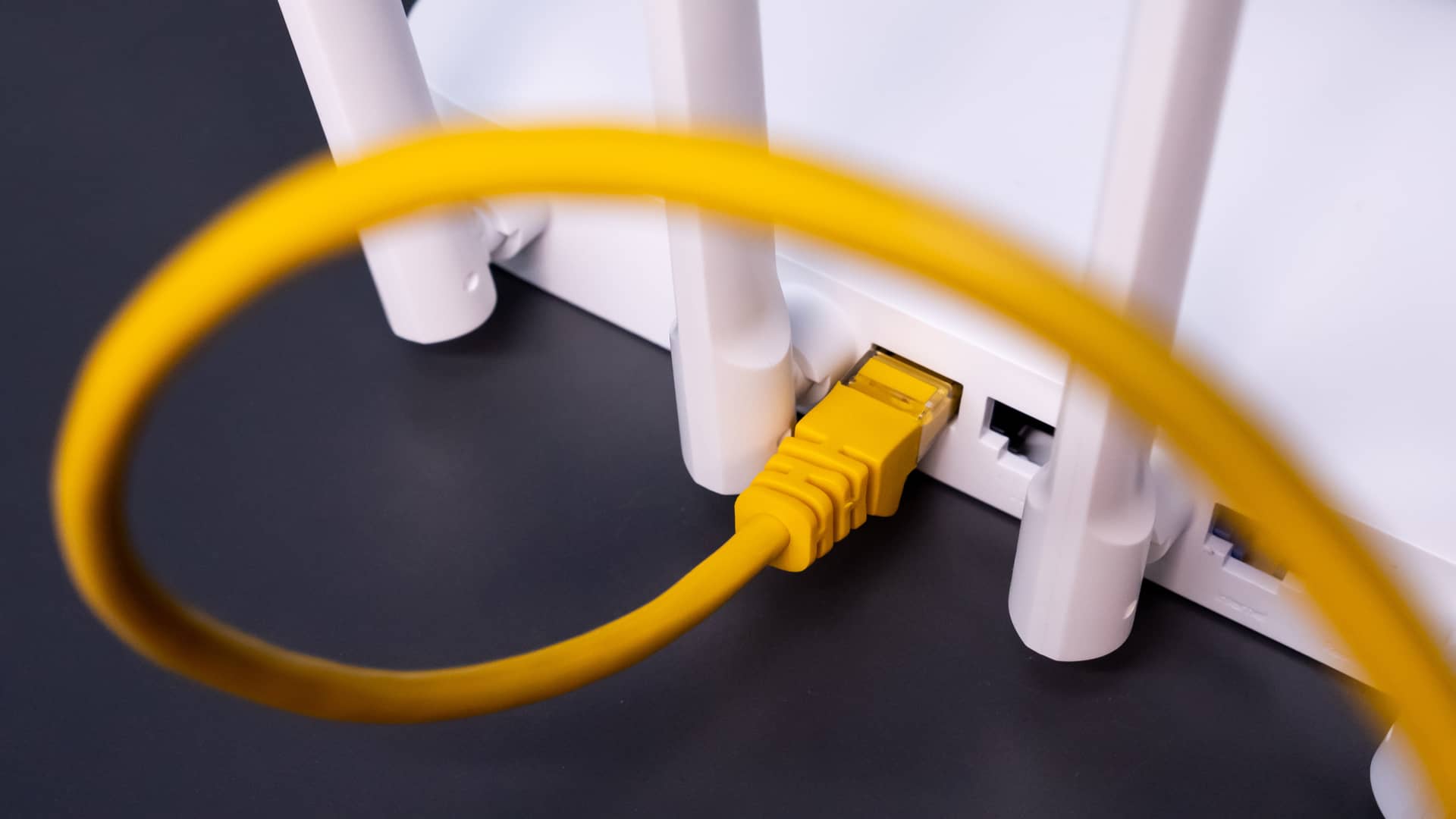 cable enchufado en un modem que ha sido contratado para internet con la empresa izzi