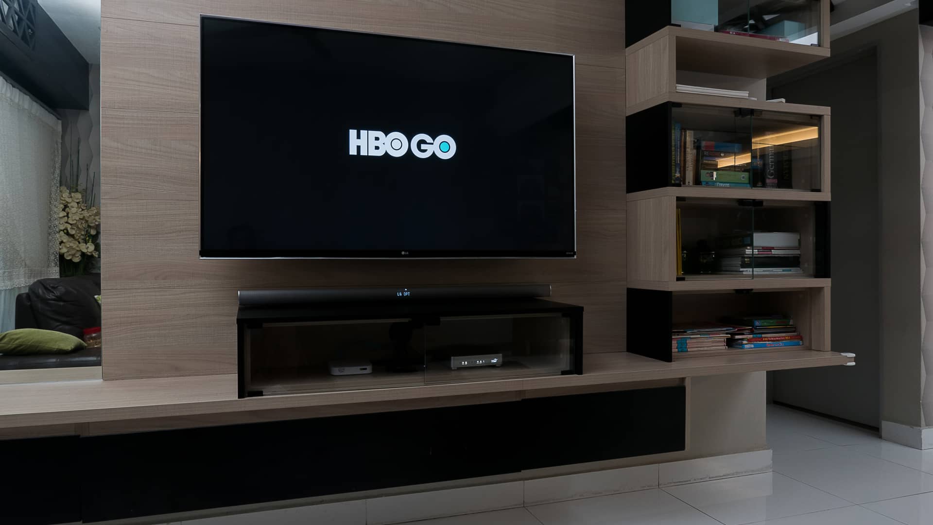 pantalla de una tv con el logotipo de hbo go que se puede conseguir con izzi