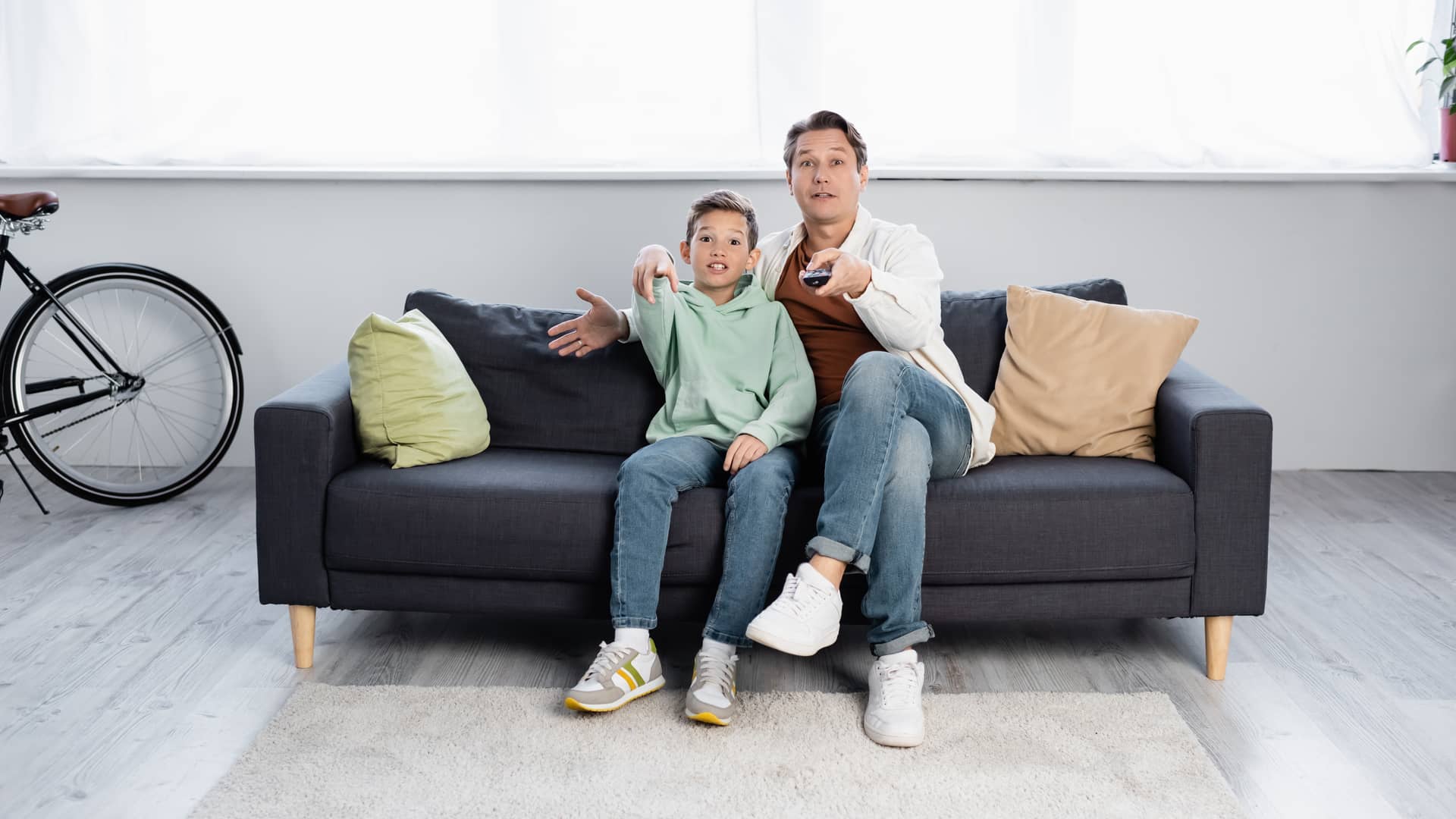 padre con su hijo a punto de disfrutar de una pelicula gracias a la television on demand de izzi