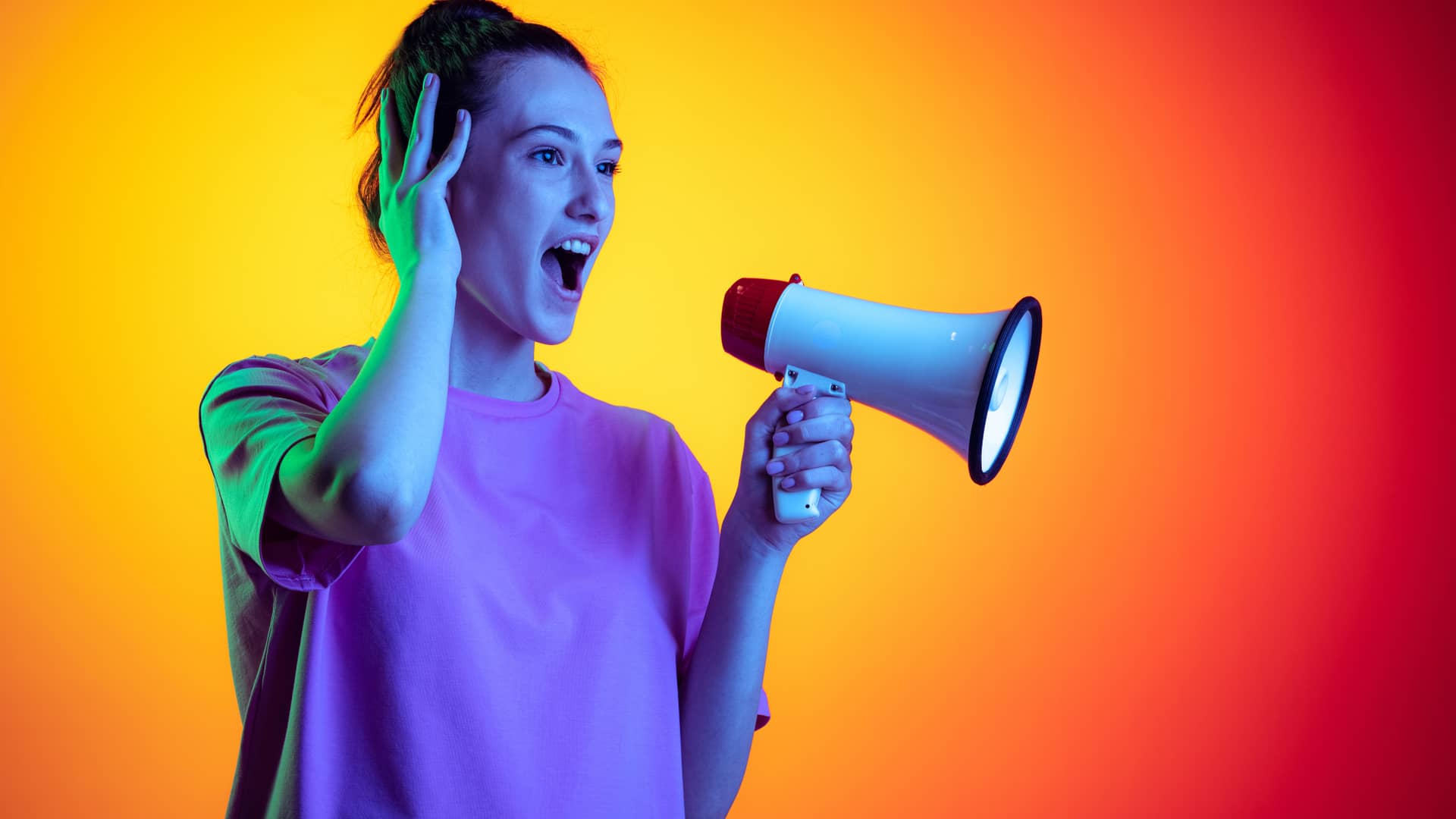 Mujer comparte su opinión sobre izzi on un megáfono sobre un fondo multicolor