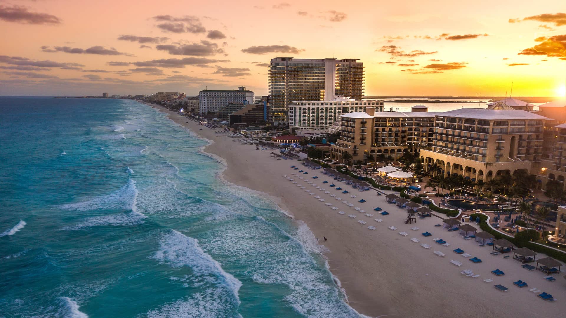 Playa de Cancún, en donde hay sucursales izzi, durante la puesta de sol Playa de Cancún, en donde hay sucursales izzi, durante la puesta de sol