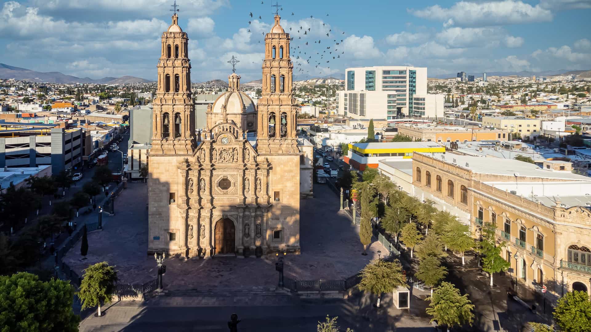 Plaza del pueblo en la ciudad de Chihuahua donde existen sucursales de izzi