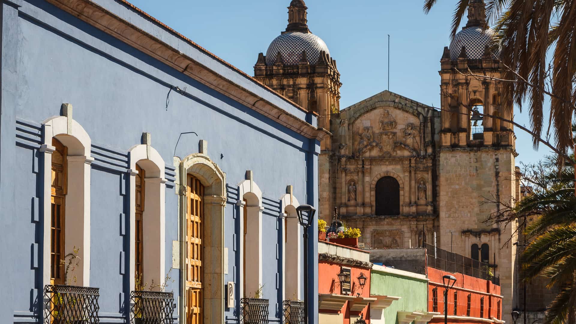 fachadas coloniales de la ciudad de oaxaca de mexico donde existen algunas sucursales de izzi