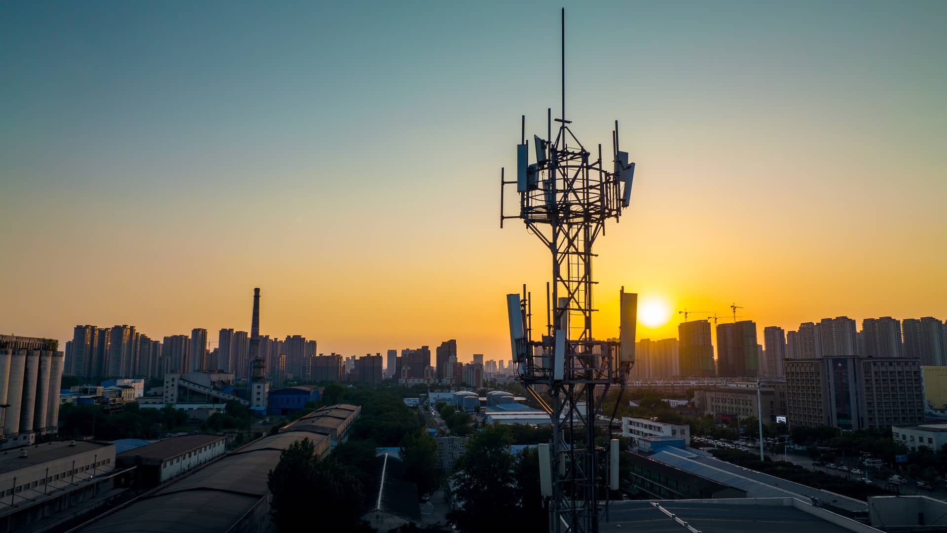 Torre de telecomunicaciones de redes celulares que representan la cobertura de megacable