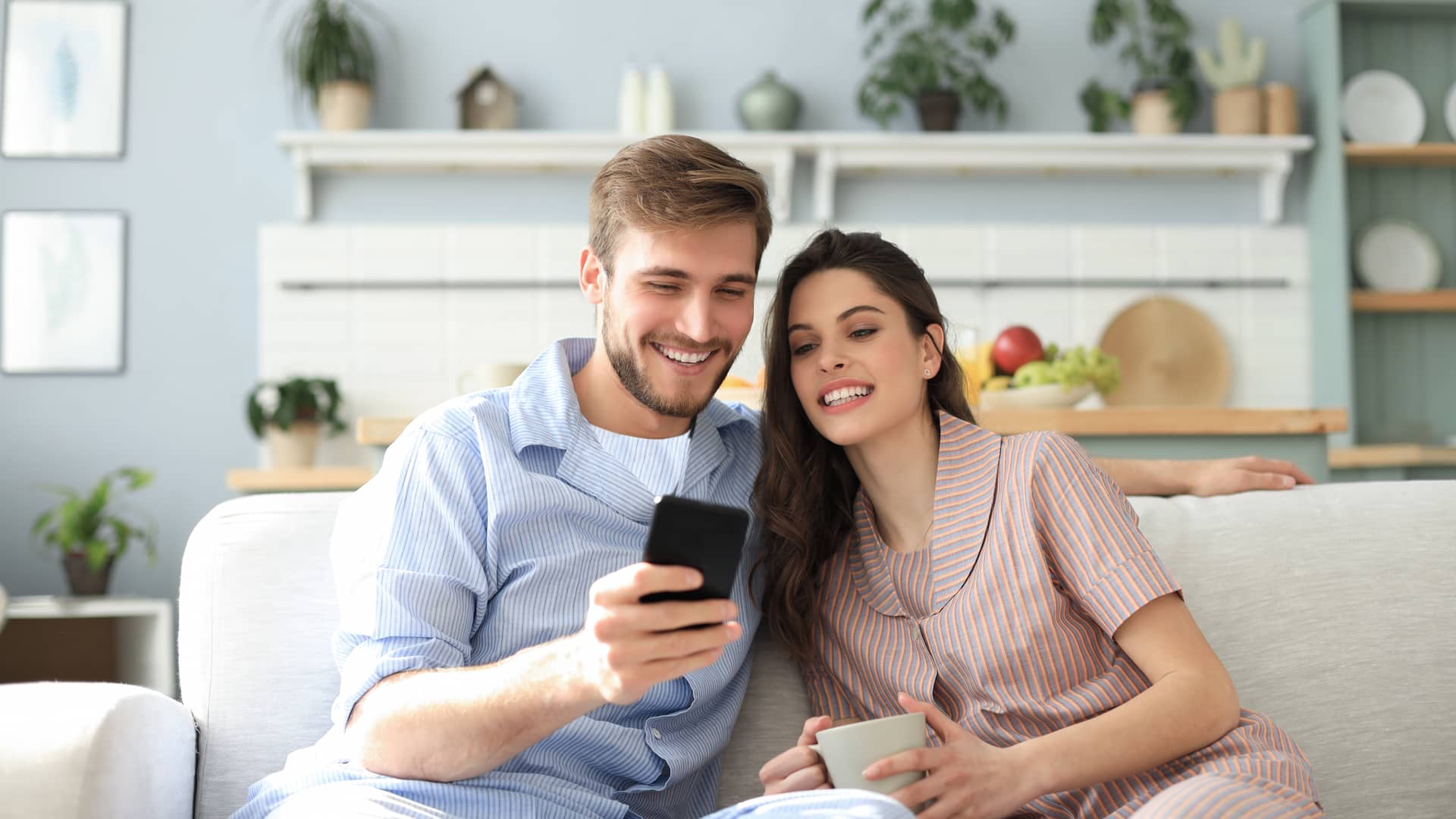 pareja de novios utilizando en su celular el chat de la guia de clientes de megacable