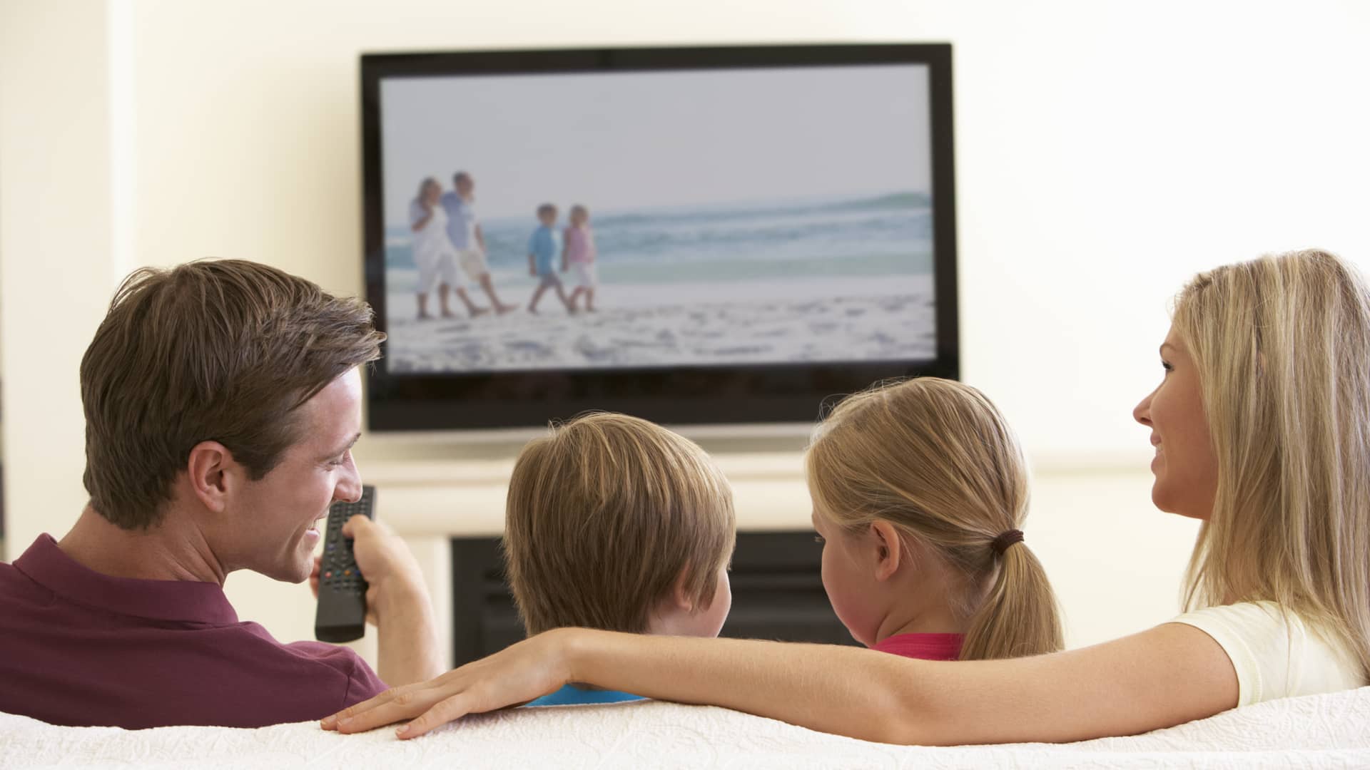familia disfrutando de la programacion tv de la empresa megacable