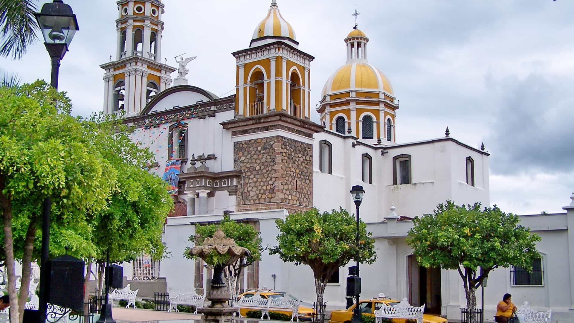 iglesia colonial de la ciudad de colima que tiene sucrusales de megacable