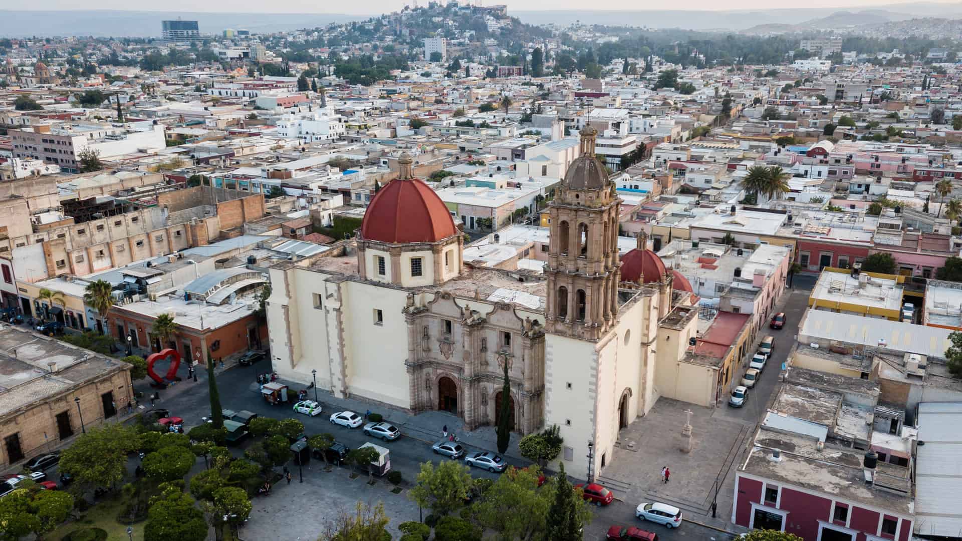 vista aerea de un iglesia de la ciudad de durango que es una localidad con sucursales de megacable