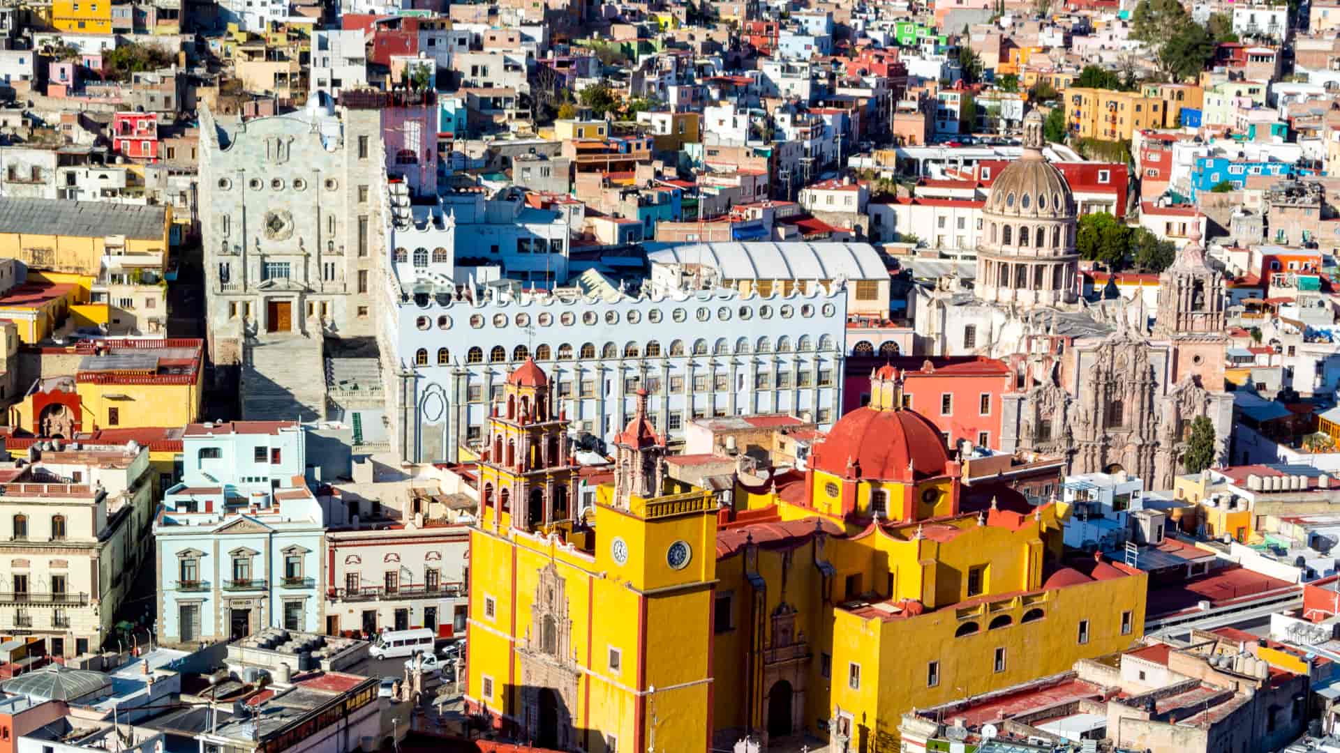 vista aerea de la bonita ciudad de guanajuato mexico donde se pueden encontrar sucursales de megacable