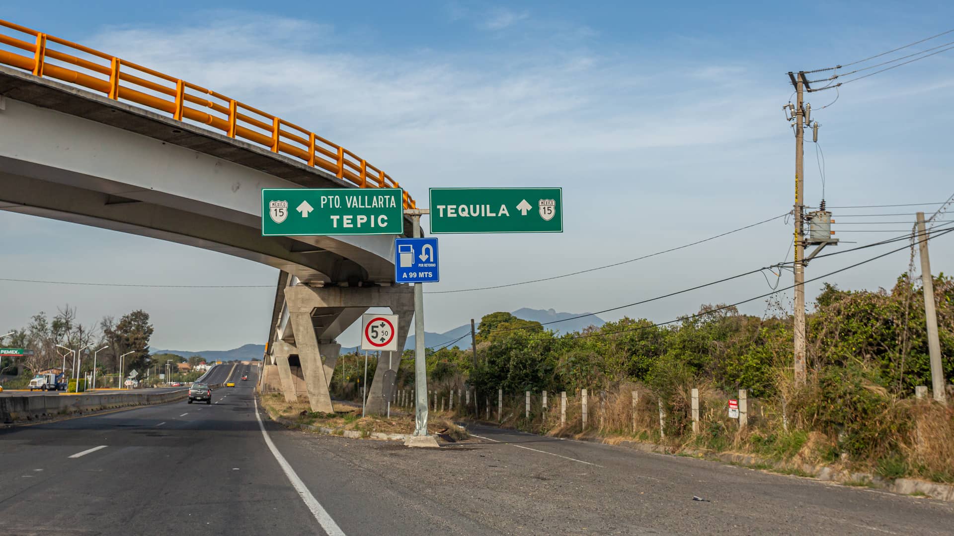 señales de una carretera que indican la direccion a tepic que es una localidad donde hay sucursales de megacable