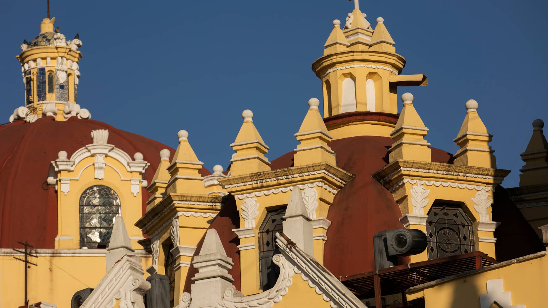 tejados de un monumento de la ciudad de xalapa que representan las sucursales de megacable en esa localidad
