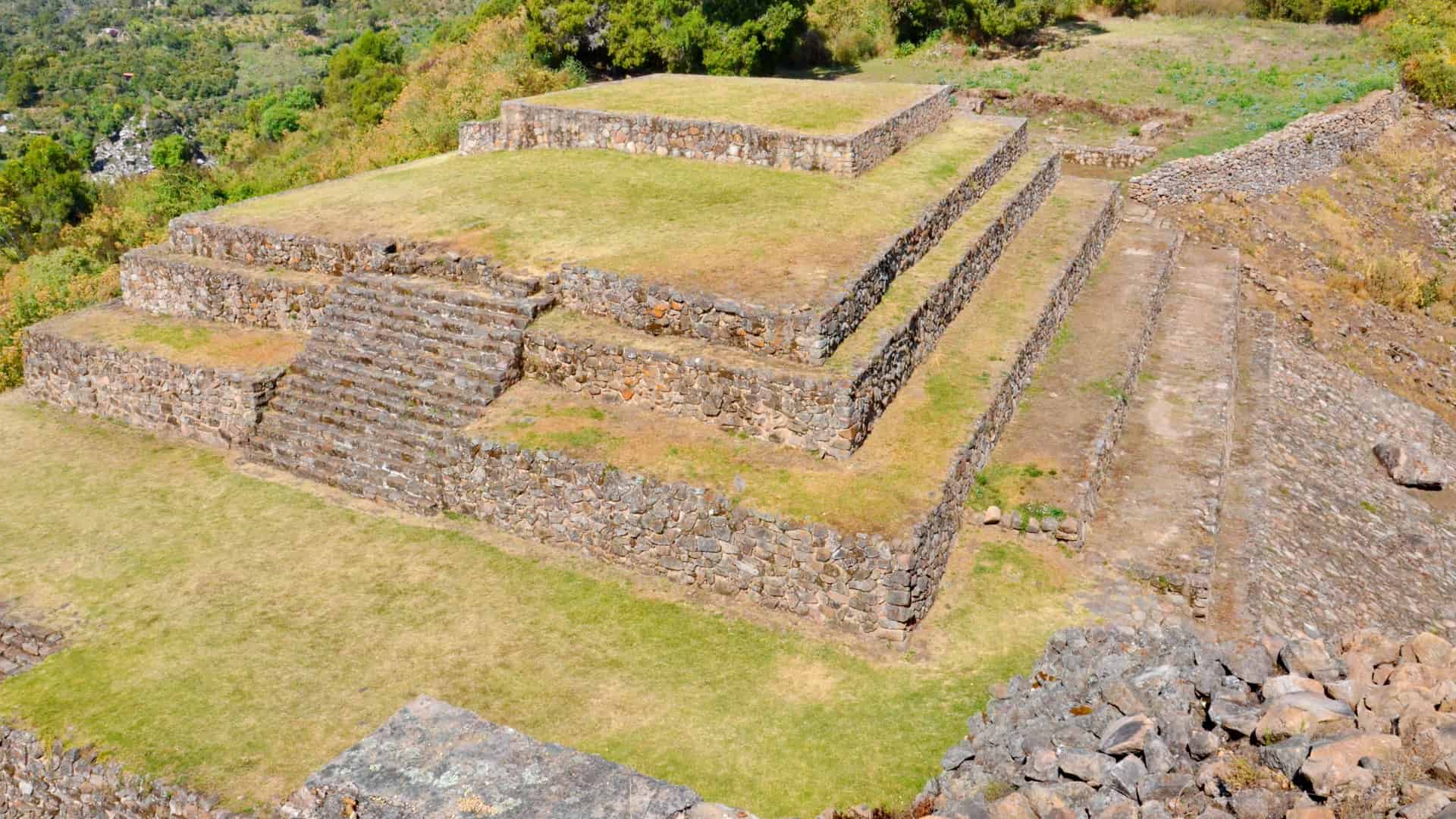 ruinas de una piramide en la localidad de zitacuaro en la que existen sucursales de megacable