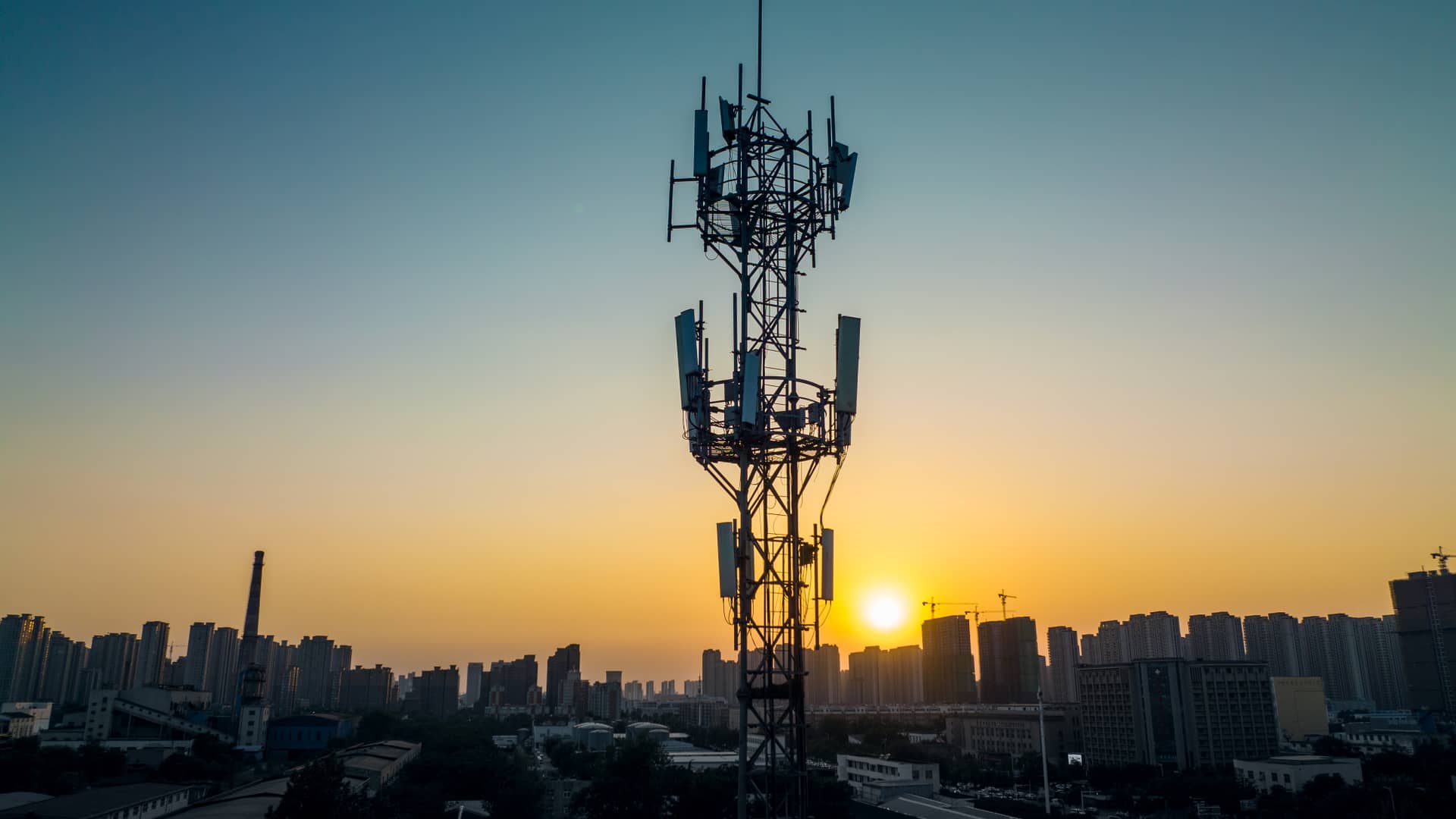 Vista área de torre de comunicaciones de redes celulares indicando la cobertura disponible con movistar